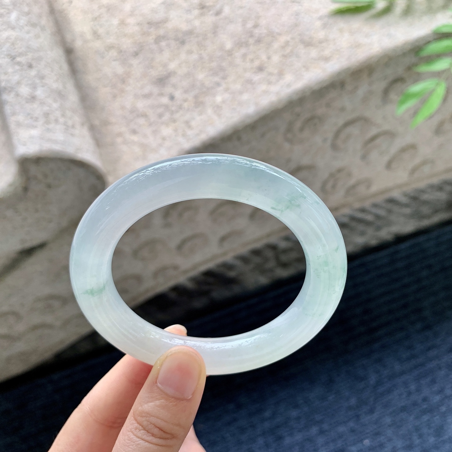 圆条56 57，圈口57.1/11.4/10，编码B2080265，描述糯冰飘花，飘黄翡，水润，种老，细腻，无裂。