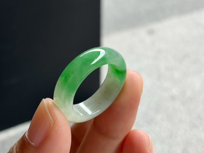 ️ 绿戒圈 尺寸6.7×3.8内径18圈口17