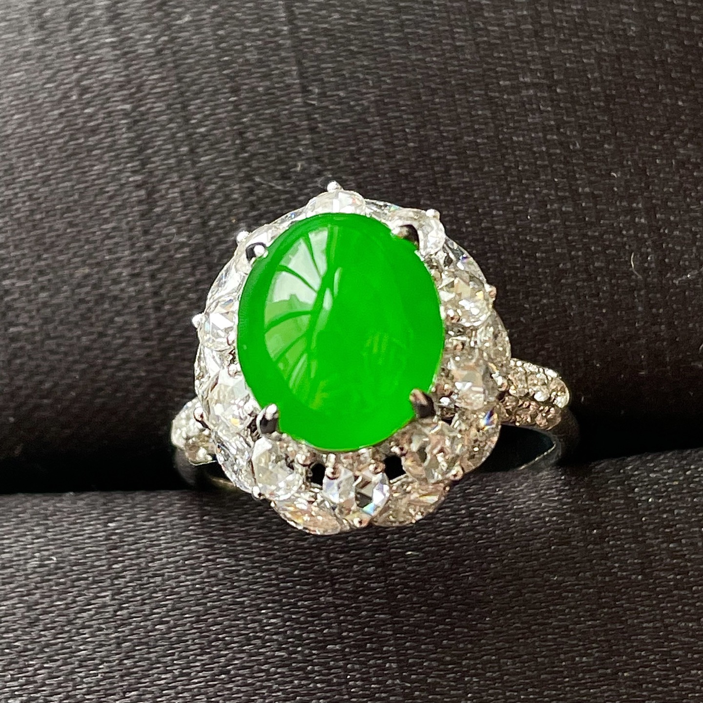 ️高冰阳绿戒指，实物更好看，色辣，18k金镶嵌，饱满水润，无裂，裸石尺寸10.6/8.8/6.5--15.8/14/13编码0520好数字