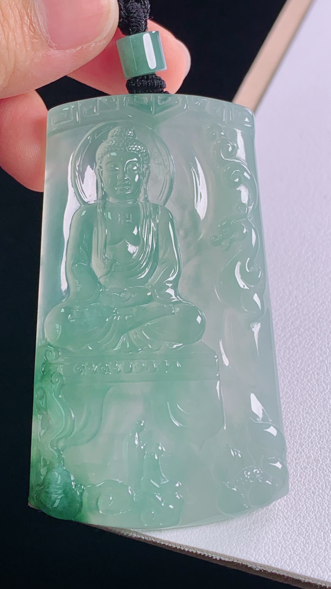 冰晴飘花大日如来,花色灵动，底子细腻，无裂，尺寸:76.9-67.1-39.8-5.1mm 18