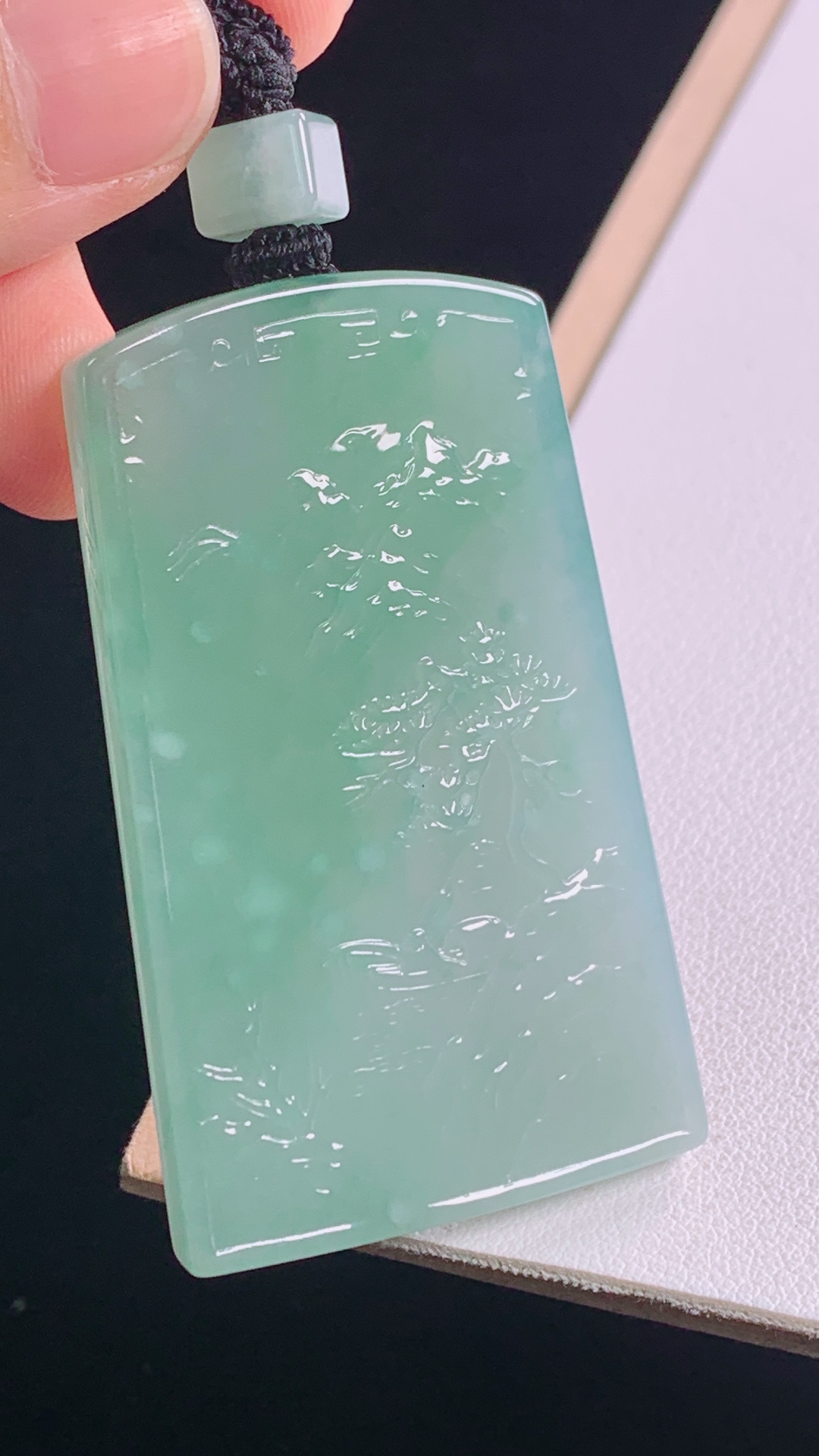 冰晴山水牌，种色俱佳，水润清爽，无裂，尺寸:65.4-55.7-32.9-5.2mm 18