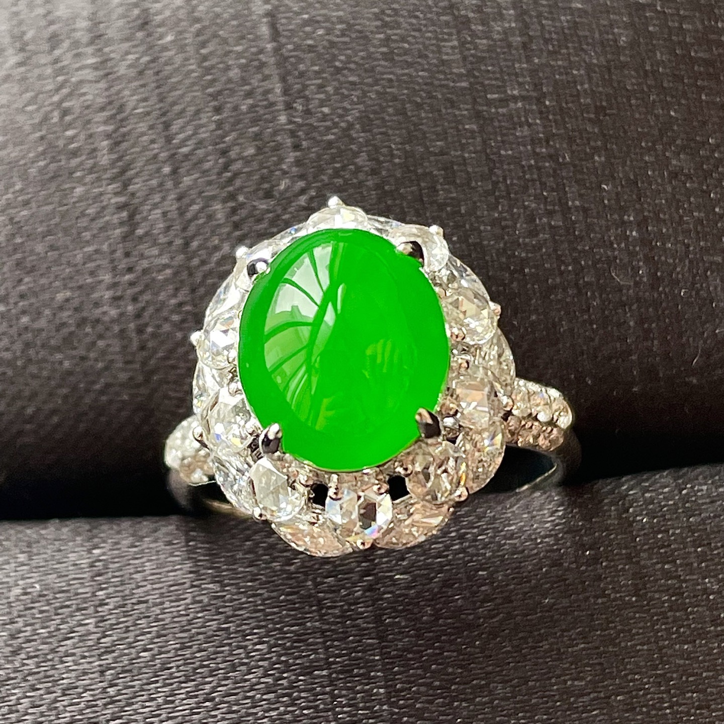 ️高冰阳绿戒指，实物更好看，色辣，18k金镶嵌，饱满水润，无裂，裸石尺寸10.6/8.8/6.5--15.8/14/13编码0520好数字