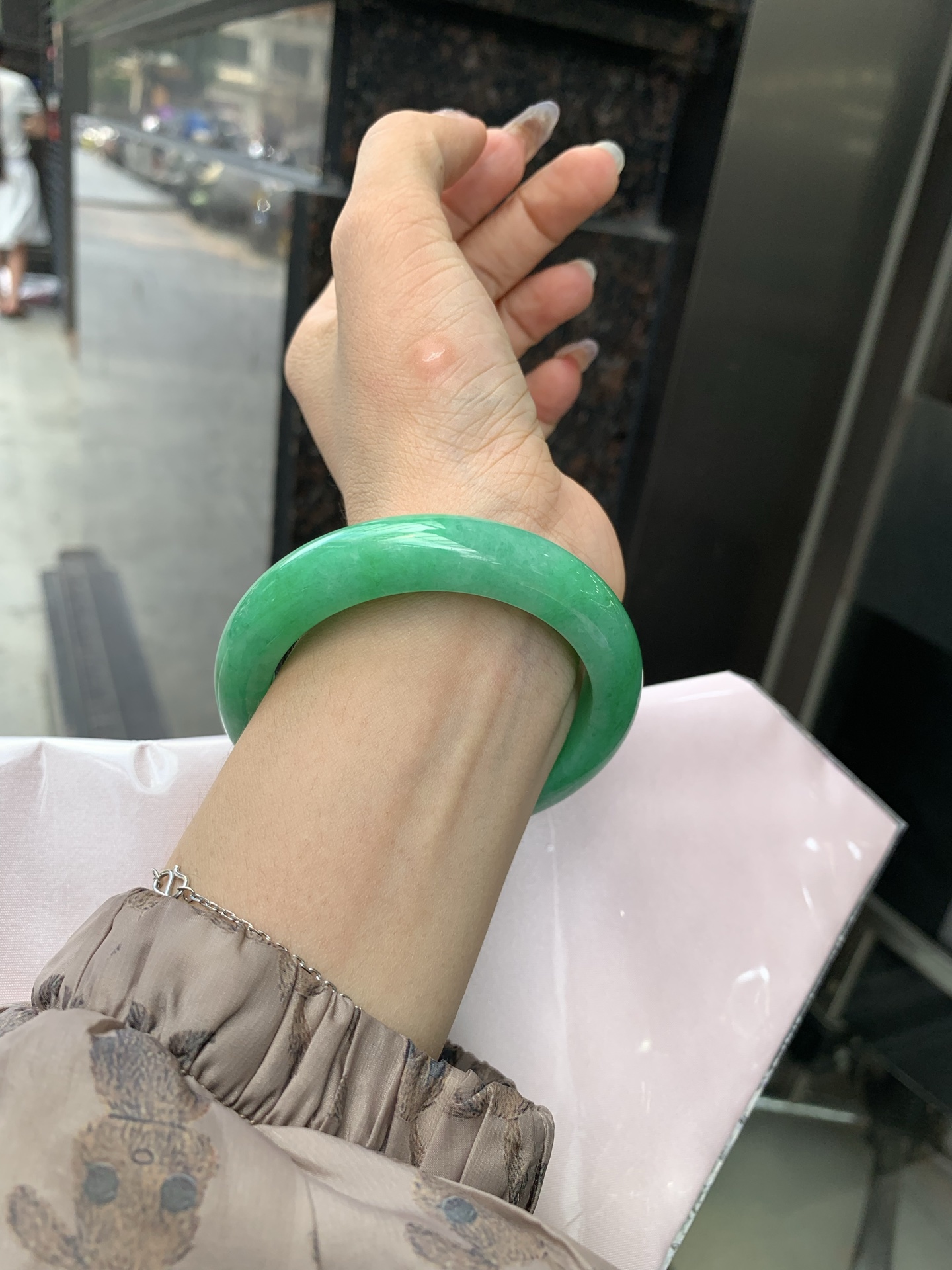 满绿正圈, 打灯细纹，满圈阳绿鲜艳青翠，色泽均匀分布，举手投足之间散发出来的贵气感