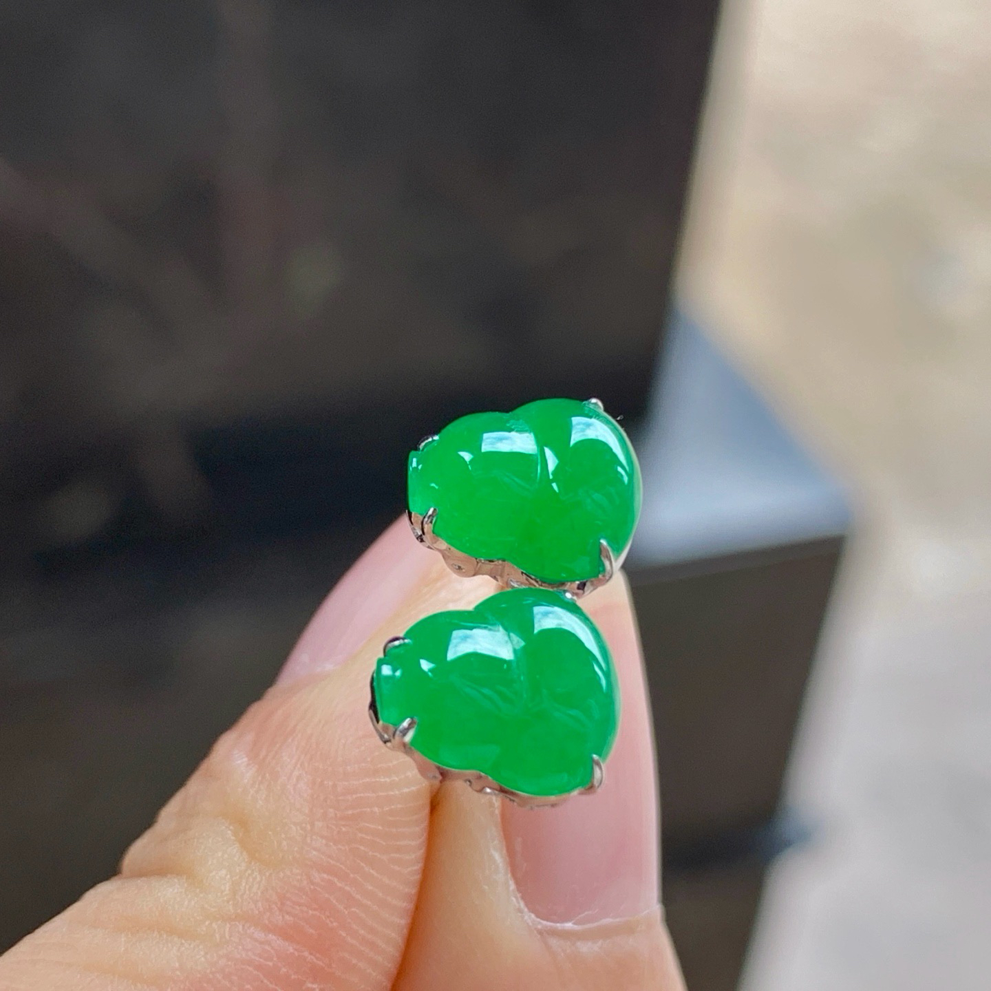 金钻镶嵌浓绿色葫芦耳钉^_^鲜艳