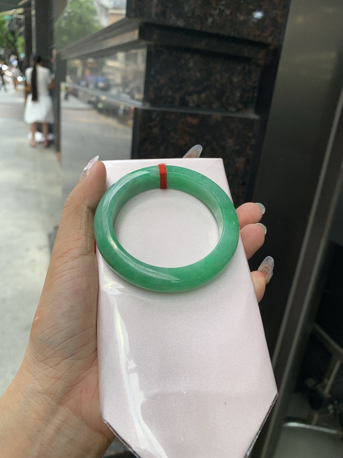 满绿正圈, 打灯细纹，满圈阳绿鲜艳青翠，色泽均匀分布，举手投足之间散发出来的贵气感