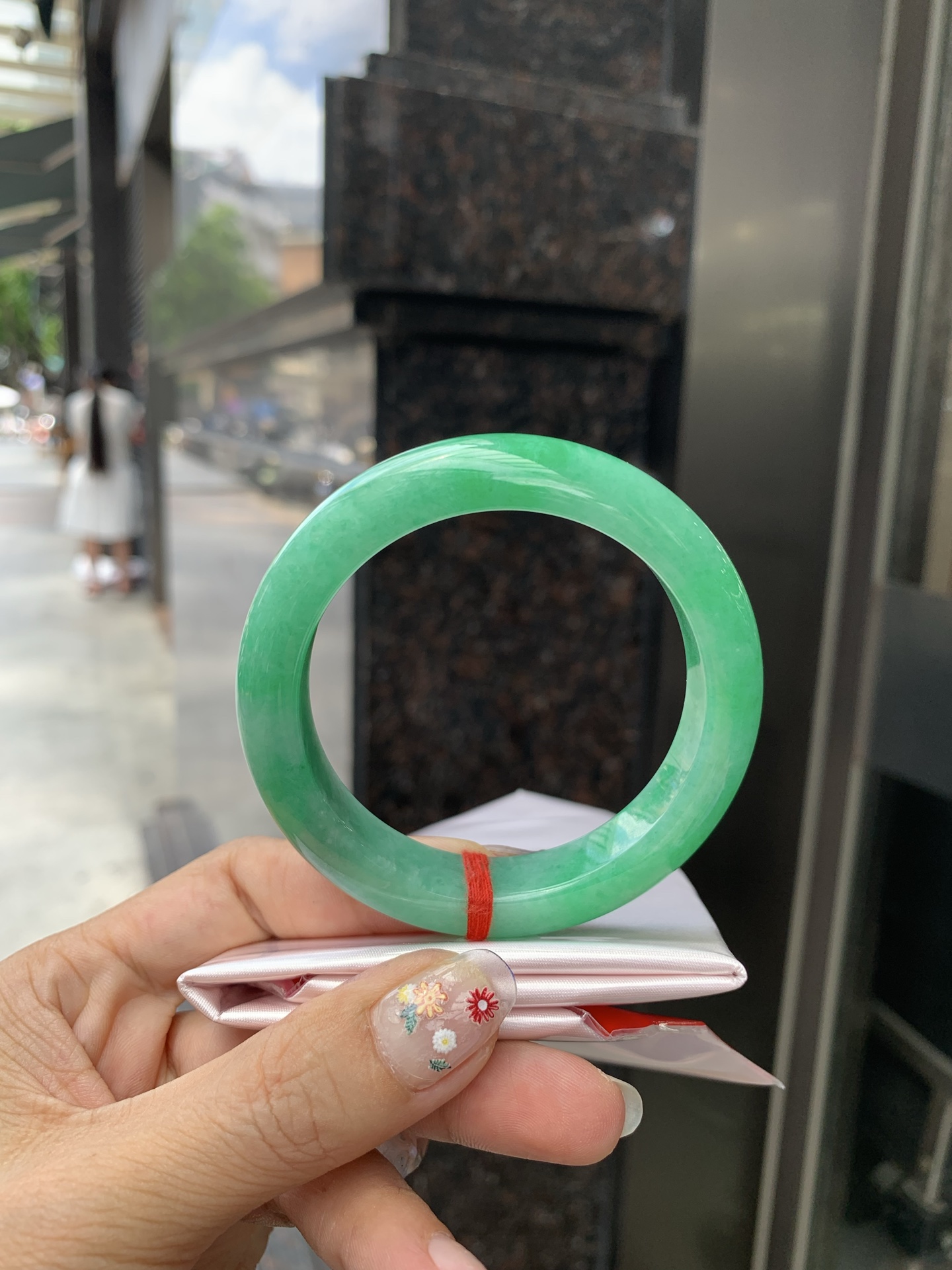满绿正圈, 打灯细纹，满圈阳绿鲜艳青翠，色泽均匀分布，举手投足之间散发出来的贵气感