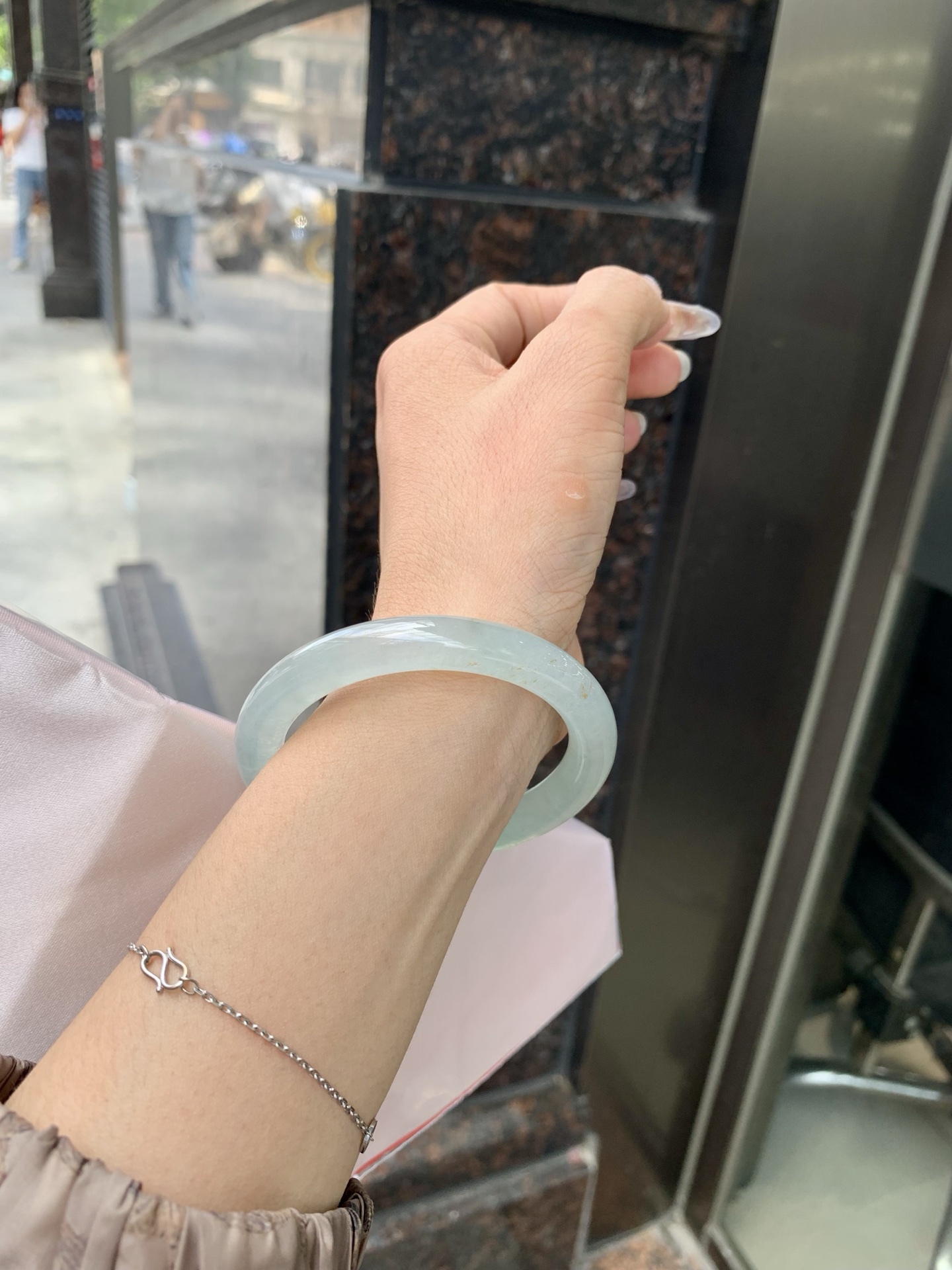 冰晴绿美人条 0522-N783 打灯细纹，底妆冰胶十足，满圈晴绿带飘花，像初春嫩芽落入清泉，均匀柔和，抬眼就是一片宁静感