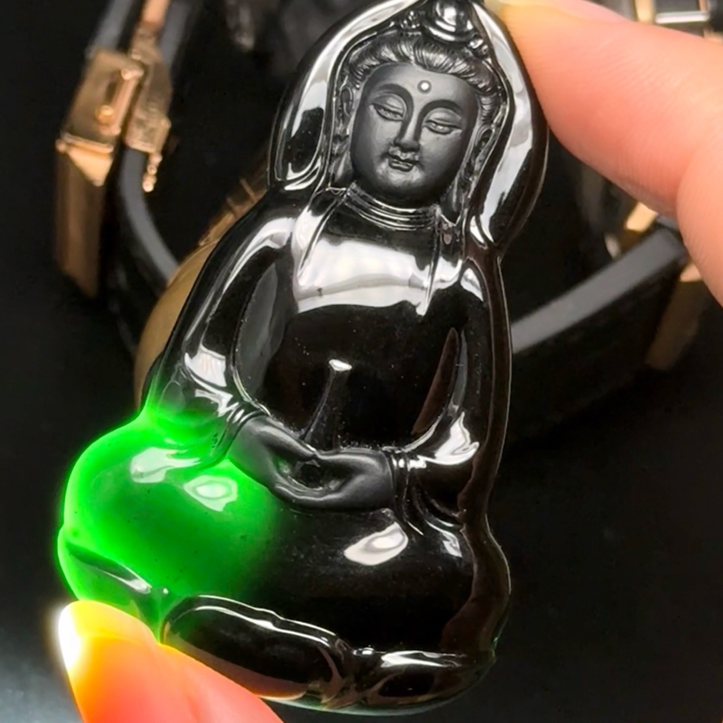 精品墨翠正观音 种好色正 黑度极好 打灯通透 油性十足 尺寸59