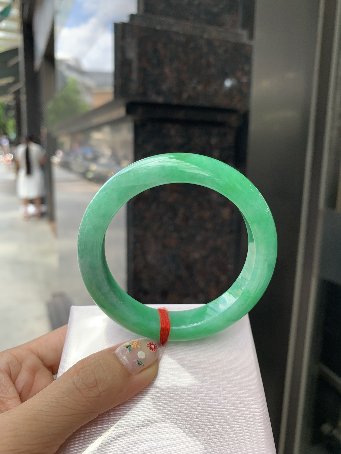 满绿正圈, 打灯细纹，满圈阳绿鲜艳青翠，色泽均匀分布，举手投足之间散发出来的贵气感