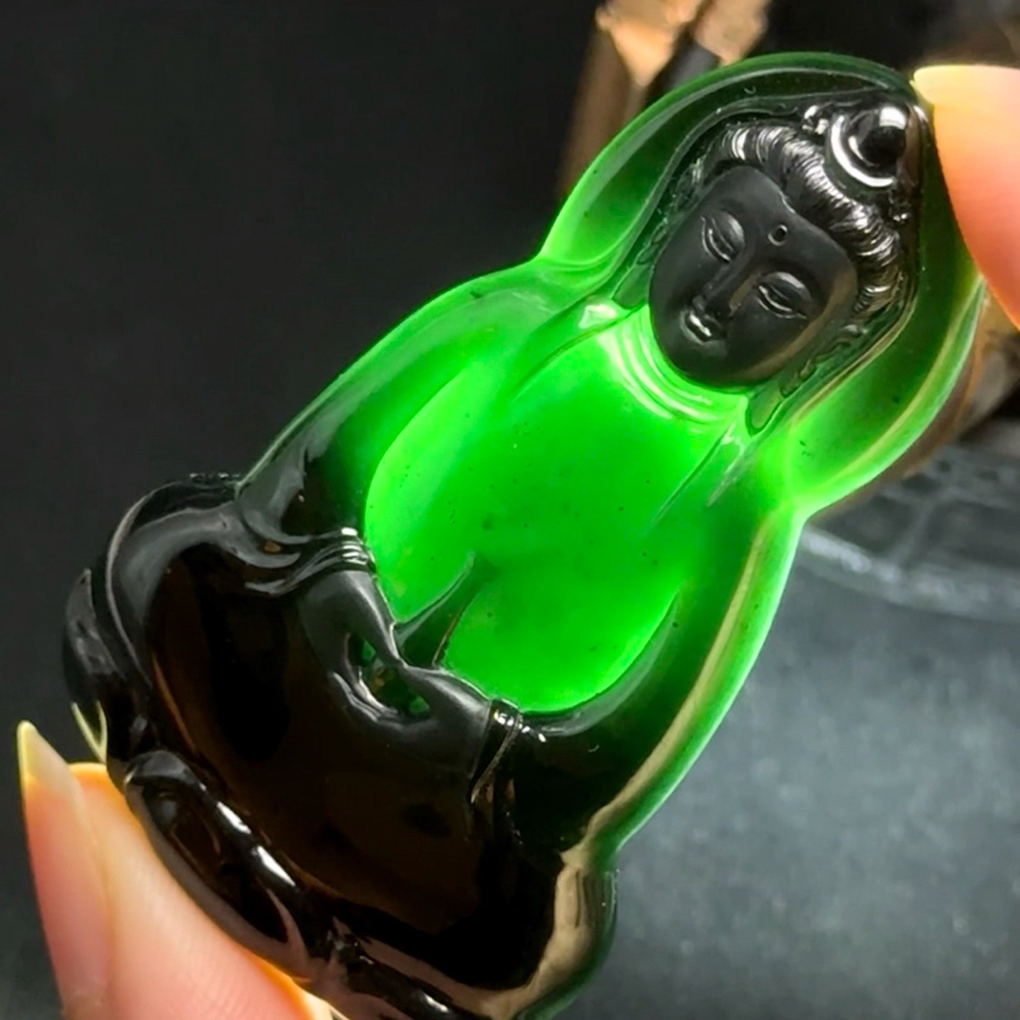 精品墨翠正观音 种好色正 黑度极好 打灯通透 油性十足 尺寸59