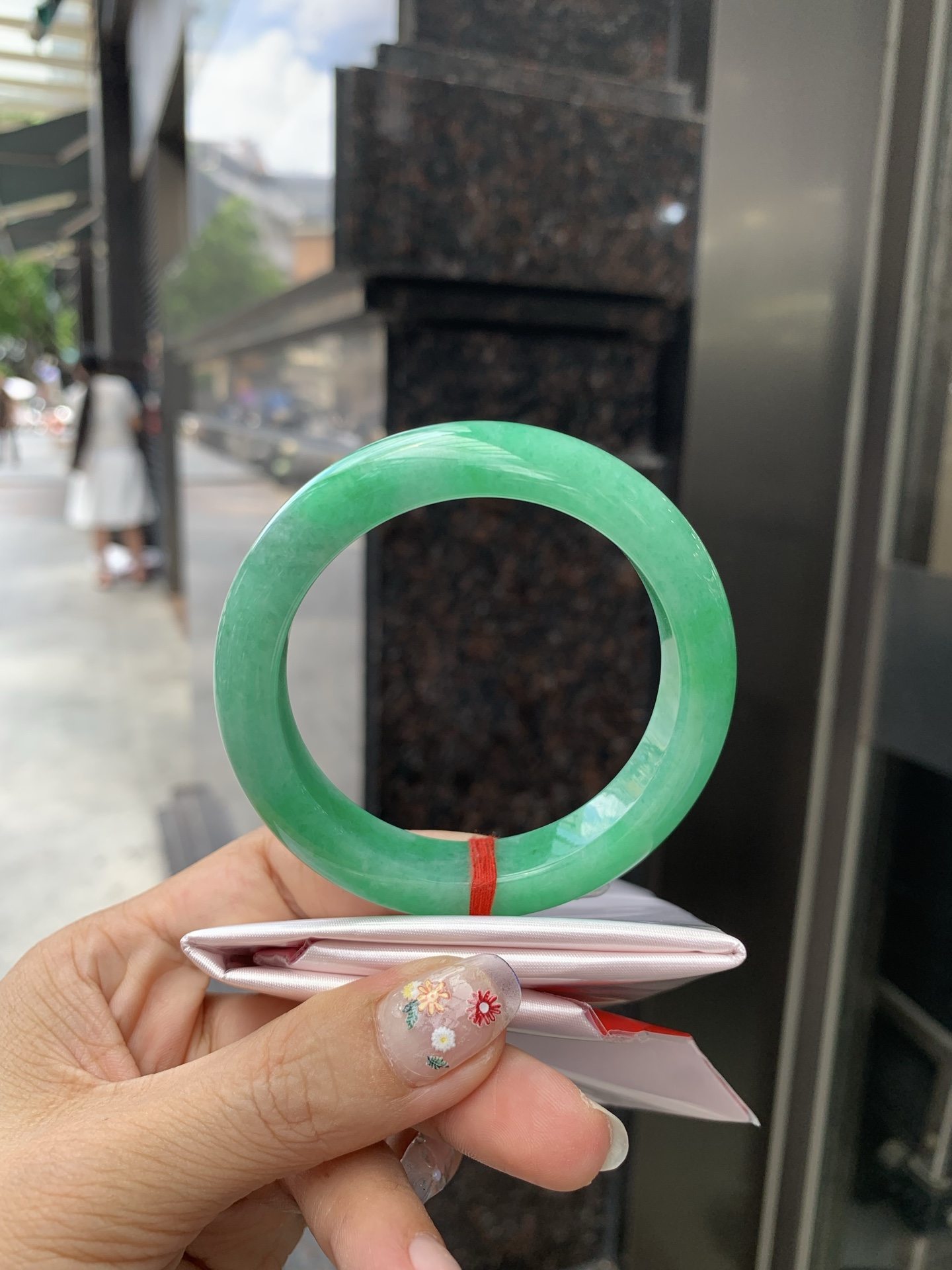 满绿正圈, 打灯细纹，满圈阳绿鲜艳青翠，色泽均匀分布，举手投足之间散发出来的贵气感