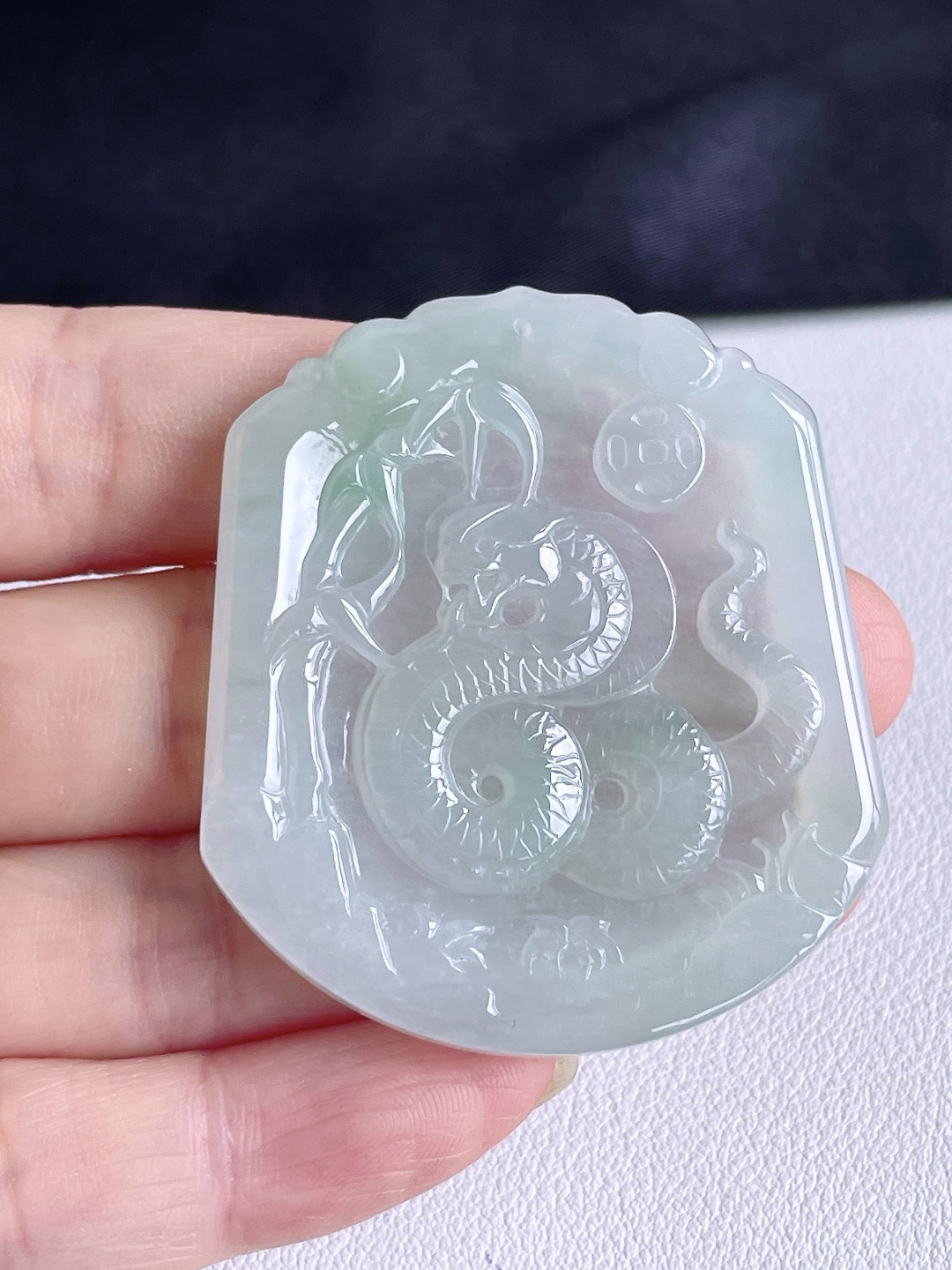 【裸石】糯冰飘花生肖蛇牌吊坠【说明】缅料 无裂 性比高【尺寸】50.8-45-5【重量】26克
