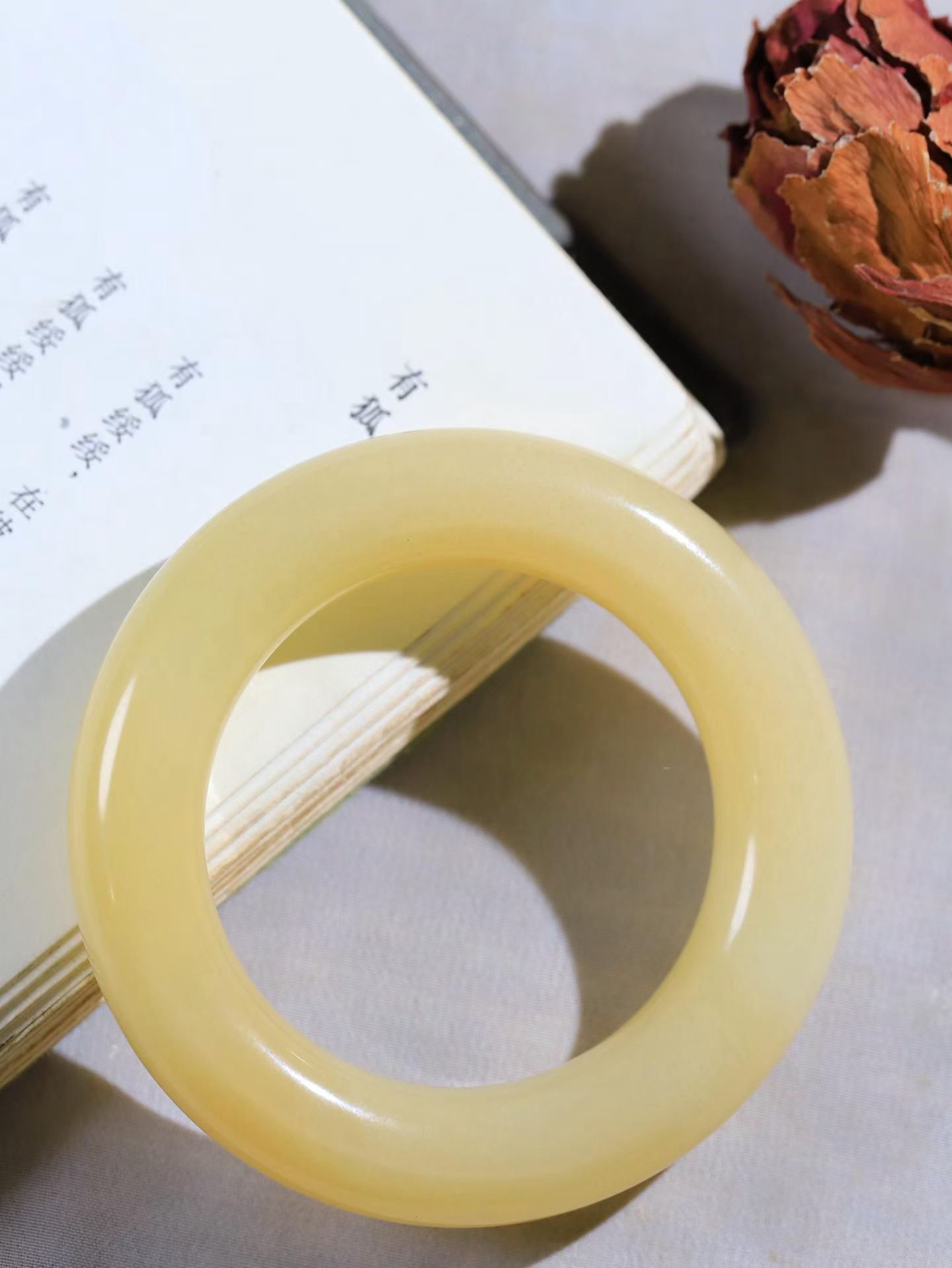 【玉佳人·手镯】

精品和田玉糖玉圆条手镯 ，玉质细腻油润，做工细致精美，端庄素雅，亭亭玉立，芊芊素手。芊芊素手，怎能忘镯？秀美条，更显婀娜。内径54mm 尺寸52.5-14.8-14.2mm重101.4克 69501984T