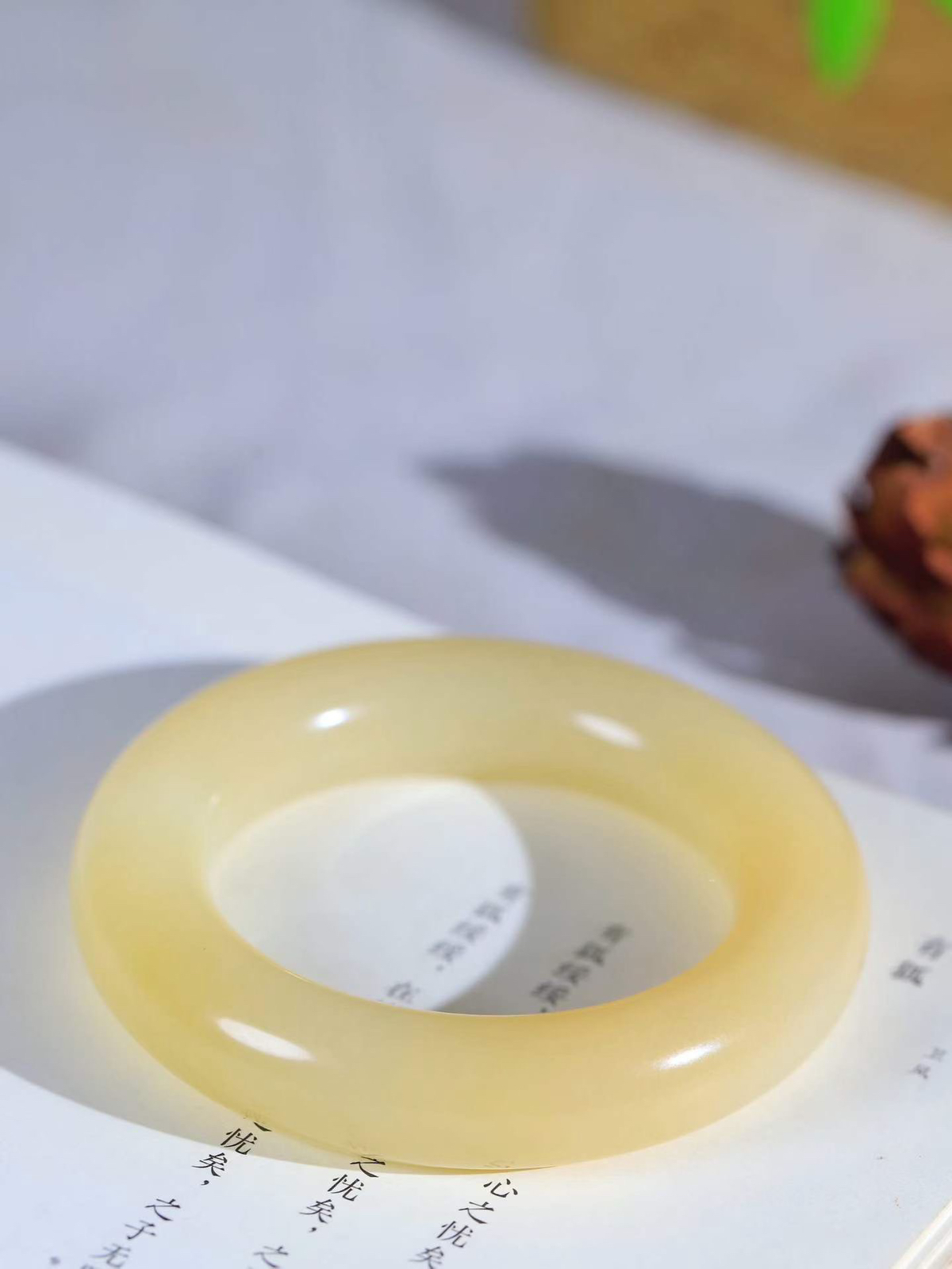 【玉佳人·手镯】

精品和田玉糖玉圆条手镯 ，玉质细腻油润，做工细致精美，端庄素雅，亭亭玉立，芊芊素手。芊芊素手，怎能忘镯？秀美条，更显婀娜。内径54mm 尺寸52.5-14.8-14.2mm重101.4克 69501984T