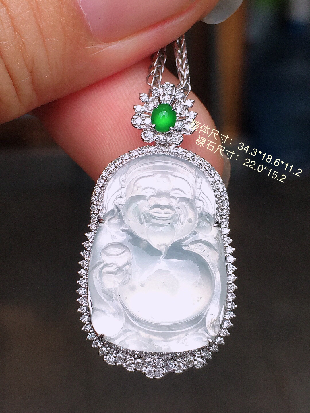 高冰【财神爷】吊坠，玉质细腻，荧光感超
强，饱满圆润，简单大方，尽显优雅气质，18k
金豪华镶嵌