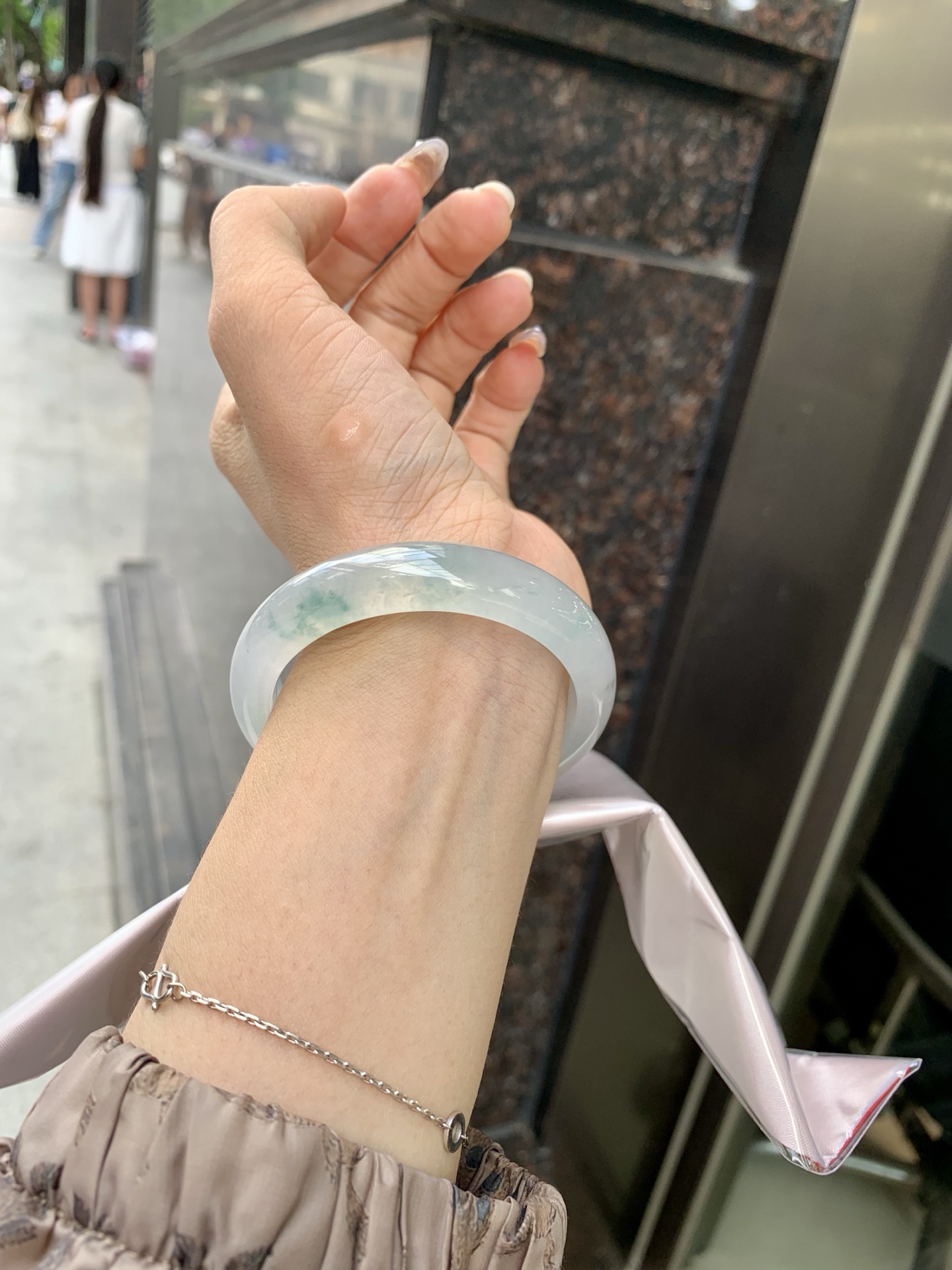 冰飘花正圈 52.5-7.5-11.8 0522-N769 打灯细纹，底妆冰润细腻，冰底中开出了朵朵蓝花，飘花灵动飘逸，勾勒出一幅唯美诗意的山水意境画，古典优雅又秀气