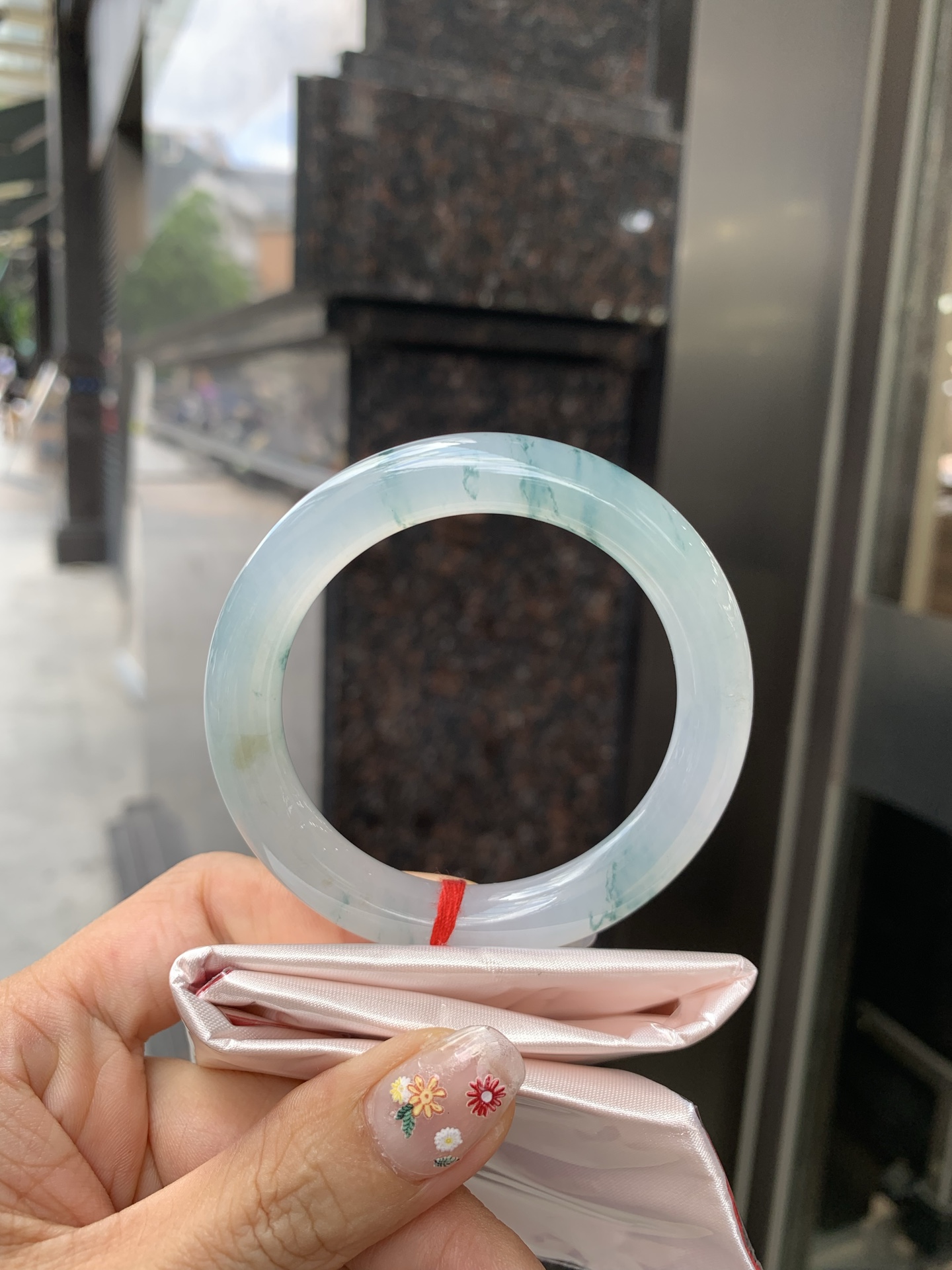 圆条，打灯棉线，底妆冰润细腻，冰底中开出了朵朵蓝花，飘花灵动飘逸，勾勒出一幅唯美诗意的山水意境画，古