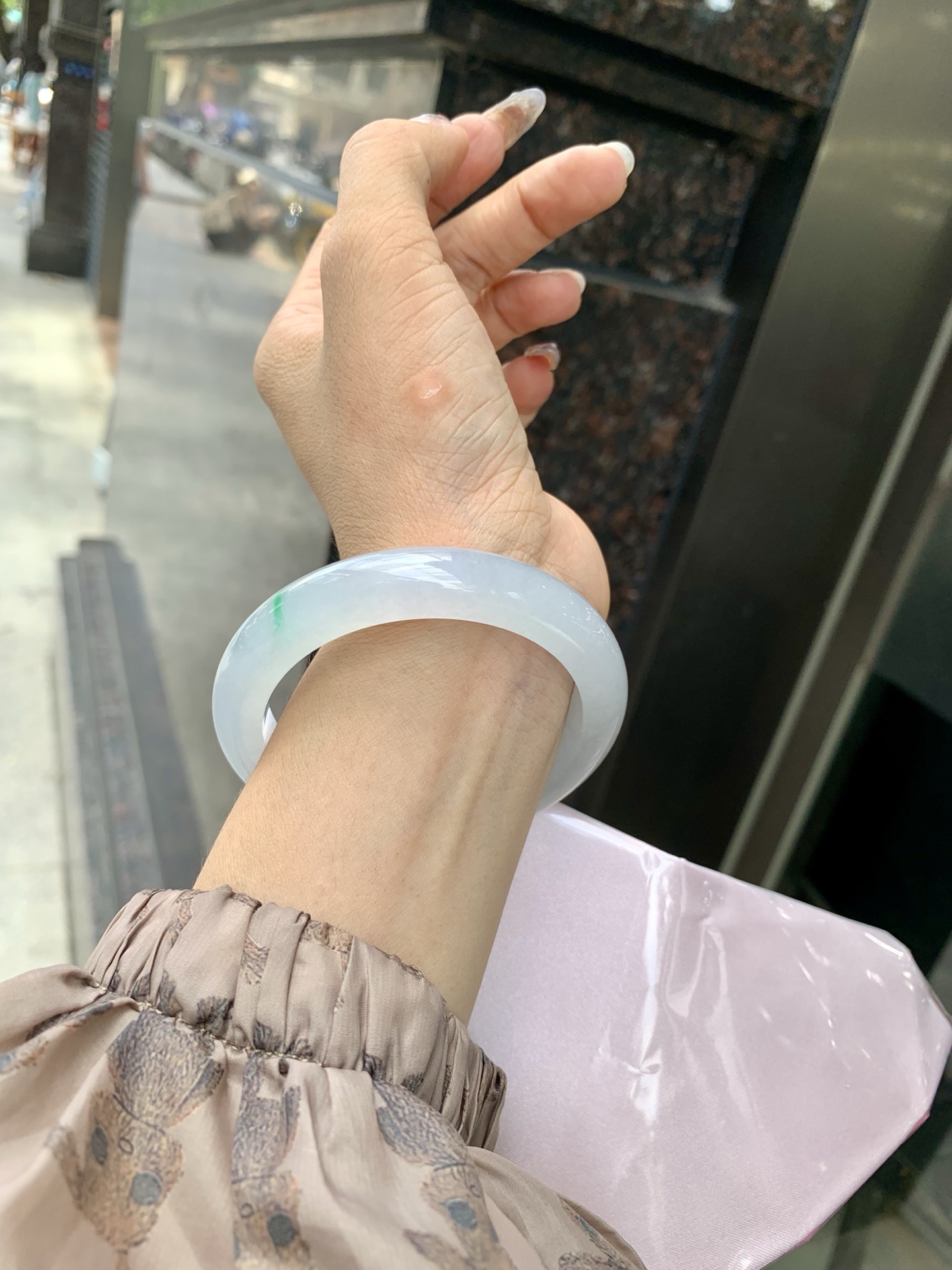 正圈，打灯细纹，底妆冰润，两抹阳绿花色像春芽，从水润如晨露的底子蹦跳而出，将春日的灵动生机凝于手镯中，戴上她，清水芙蓉般的清新感自然晕染，每一次抬手，都似把盎然绿意融入生活。