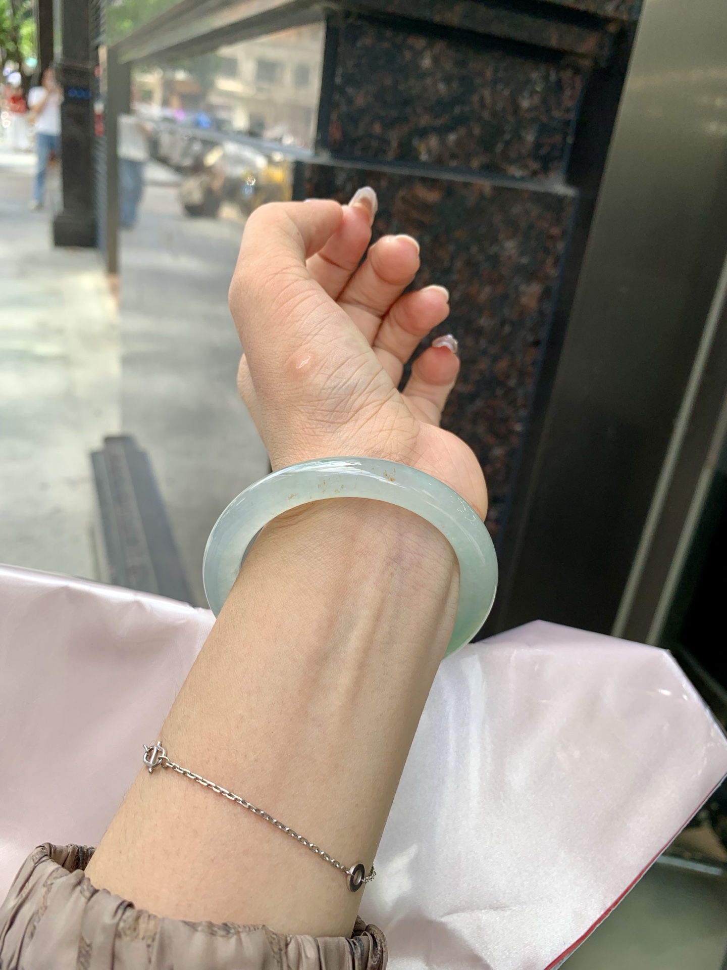 冰晴绿美人条 0522-N783 打灯细纹，底妆冰胶十足，满圈晴绿带飘花，像初春嫩芽落入清泉，均匀柔和，抬眼就是一片宁静感