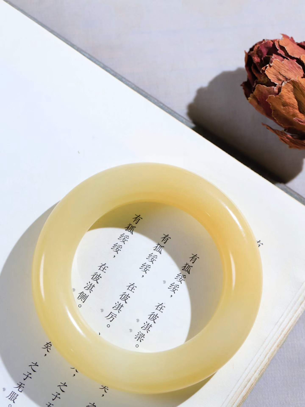 【玉佳人·手镯】

精品和田玉糖玉圆条手镯 ，玉质细腻油润，做工细致精美，端庄素雅，亭亭玉立，芊芊素手。芊芊素手，怎能忘镯？秀美条，更显婀娜。内径54mm 尺寸52.5-14.8-14.2mm重101.4克 69501984T