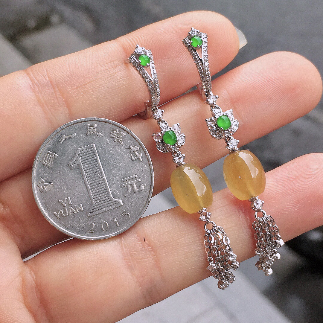 黄翡流苏耳坠，色泽均匀艳丽，玉质细腻，荧光感超
强，饱满圆润，简单大方，尽显优雅气质，18k
金豪华镶嵌