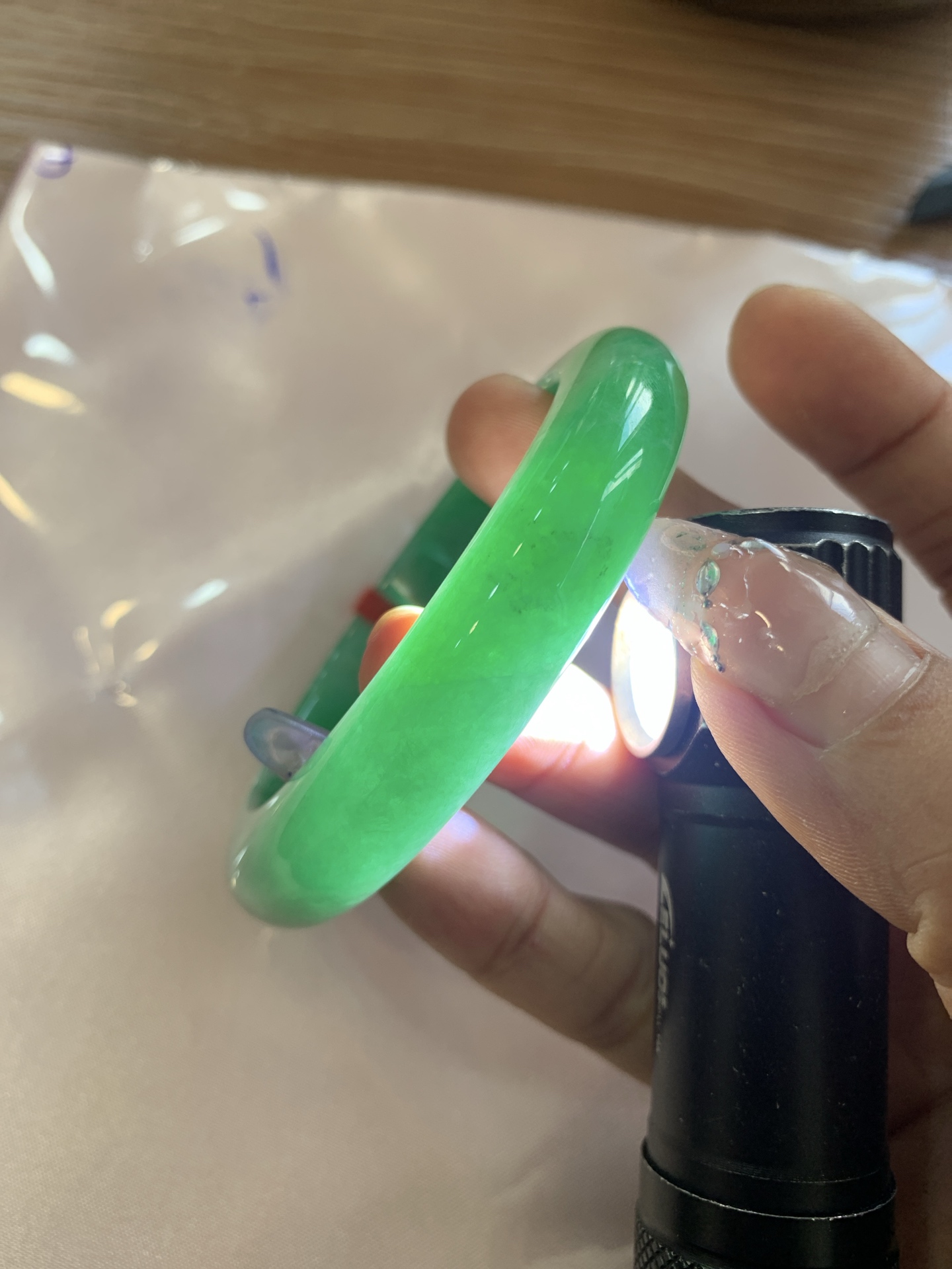 满绿正圈, 打灯细纹，满圈阳绿鲜艳青翠，色泽均匀分布，举手投足之间散发出来的贵气感