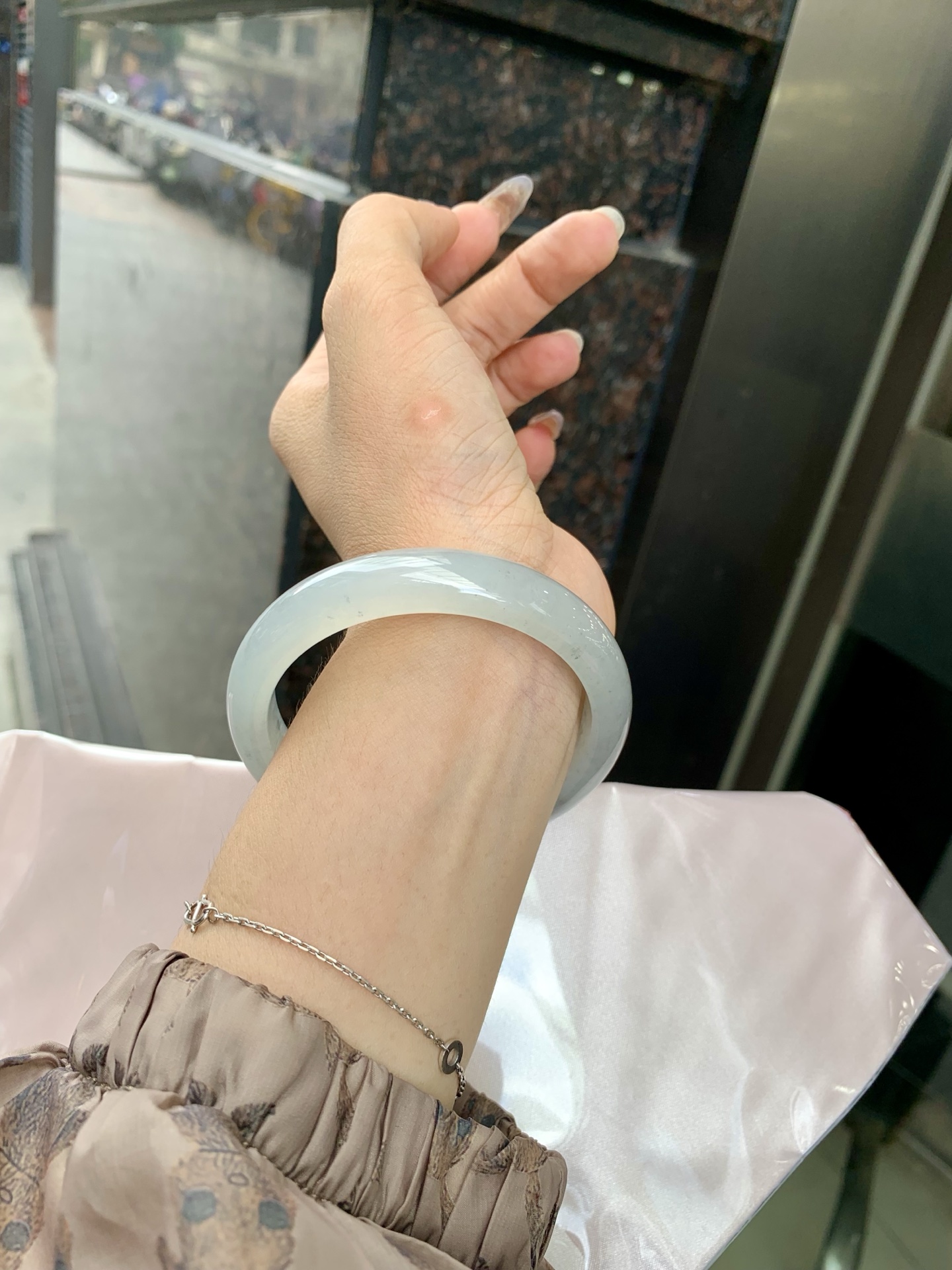 冰乌鸡正圈 0522-N787-2 打灯棉线，底妆冰透起光，冰乌鸡种的黑寓意着高贵，神秘，个性，甜酷风的搭配，底妆带点淡淡晴底，与国风，休闲风搭配都很适合，简直白搭