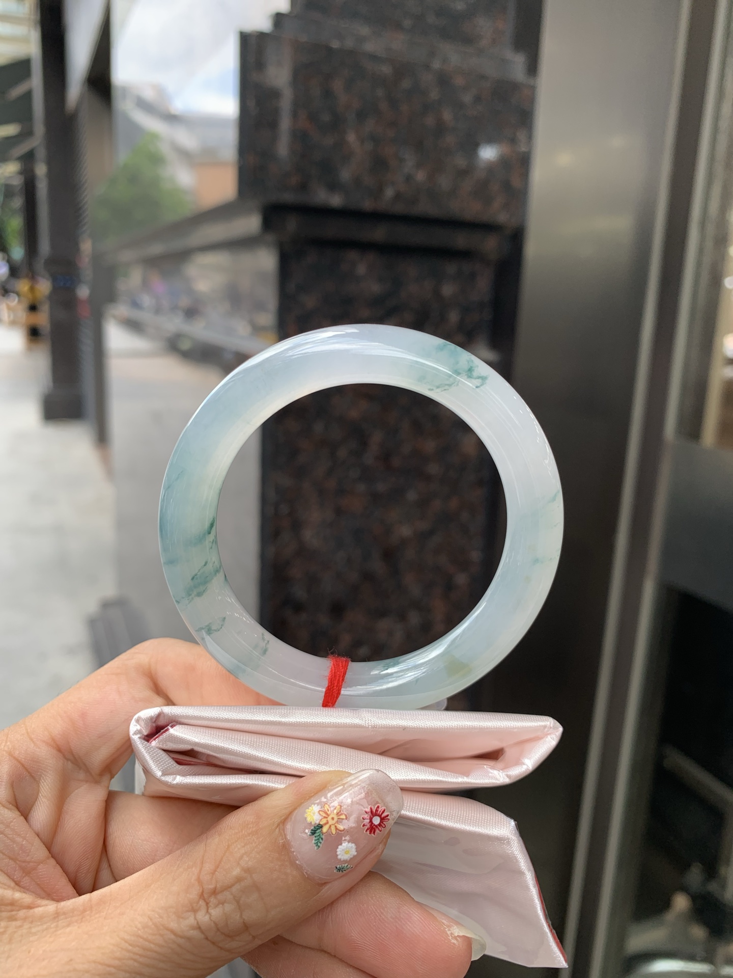 圆条，打灯棉线，底妆冰润细腻，冰底中开出了朵朵蓝花，飘花灵动飘逸，勾勒出一幅唯美诗意的山水意境画，古典优雅又秀气