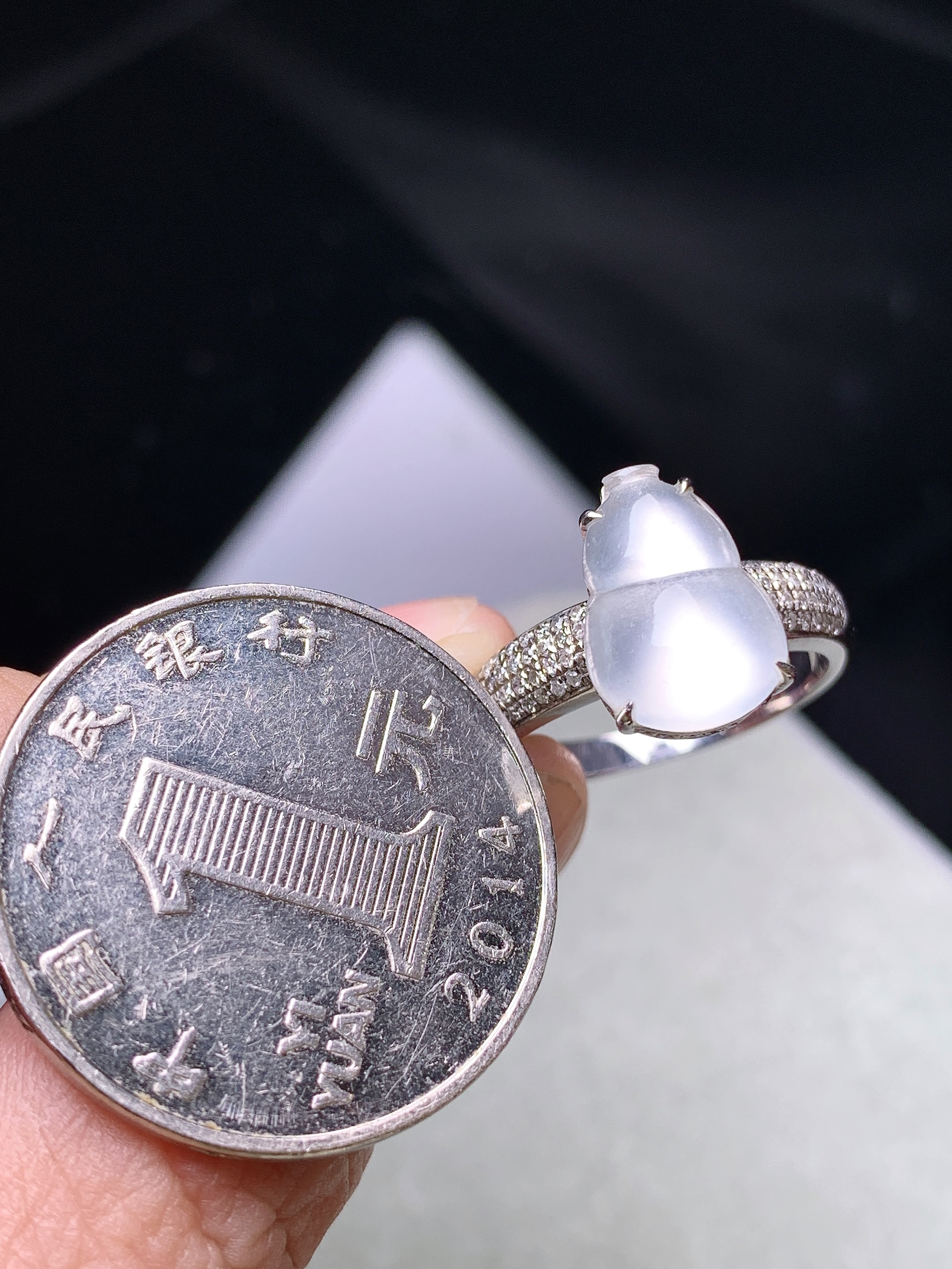 18k金钻镶嵌冰种葫芦戒指 玉质细腻 色泽艳丽清新 水润亮眼 圈口14 裸石尺寸12.3*8.5*3.5 t1