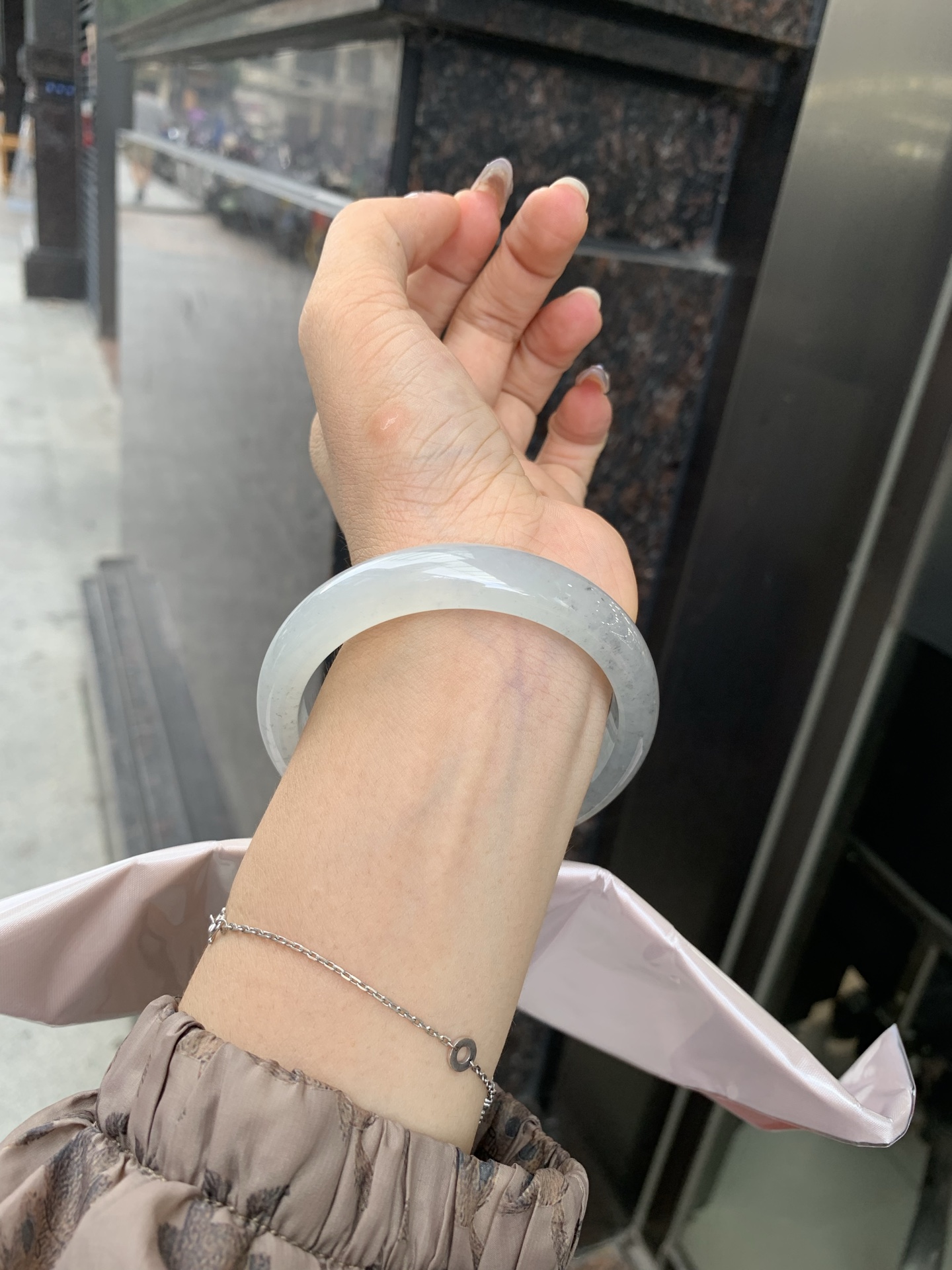 冰乌鸡正圈 0522-N787-2 打灯棉线，底妆冰透起光，冰乌鸡种的黑寓意着高贵，神秘，个性，甜酷风的搭配，底妆带点淡淡晴底，与国风，休闲风搭配都很适合，简直白搭