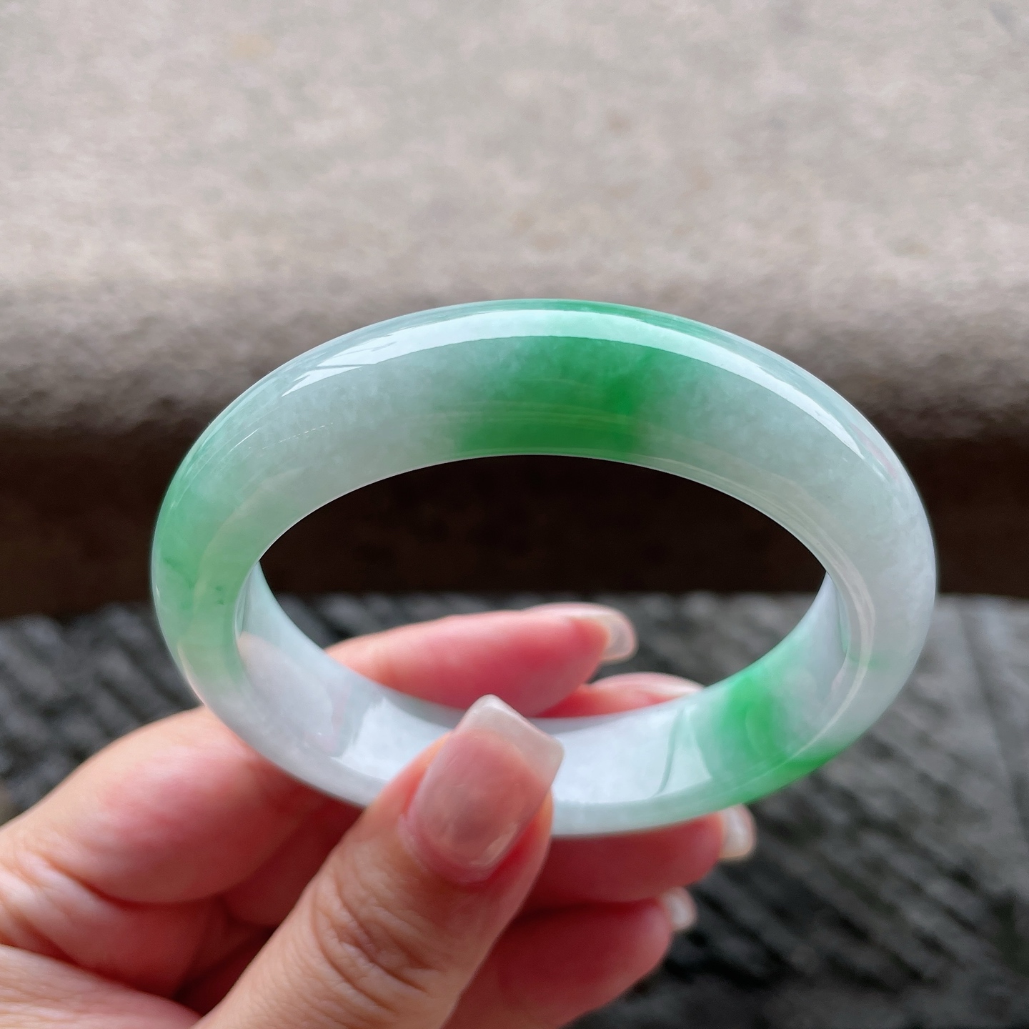 白底飘绿，色泽鲜艳，玉质细腻，水润，种老，有纹