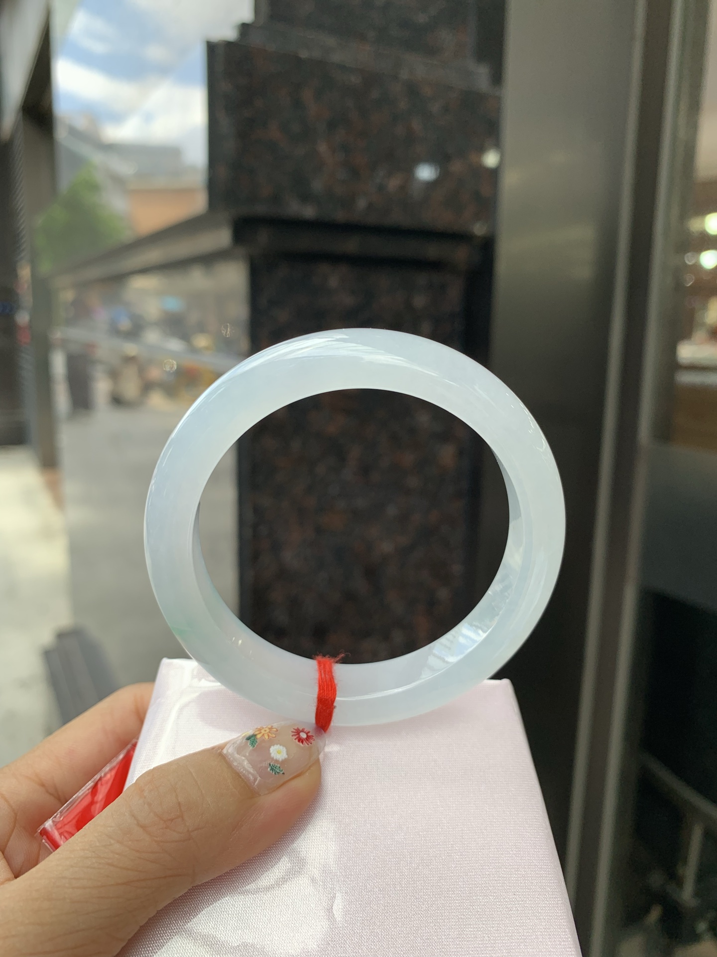 正圈，打灯细纹，底妆冰润，两抹阳绿花色像春芽，从水润如晨露的底子蹦跳而出，将春日的灵动生机凝于手镯中，戴上她，清水芙蓉般的清新感自然晕染，每一次抬手，都似把盎然绿意融入生活。
