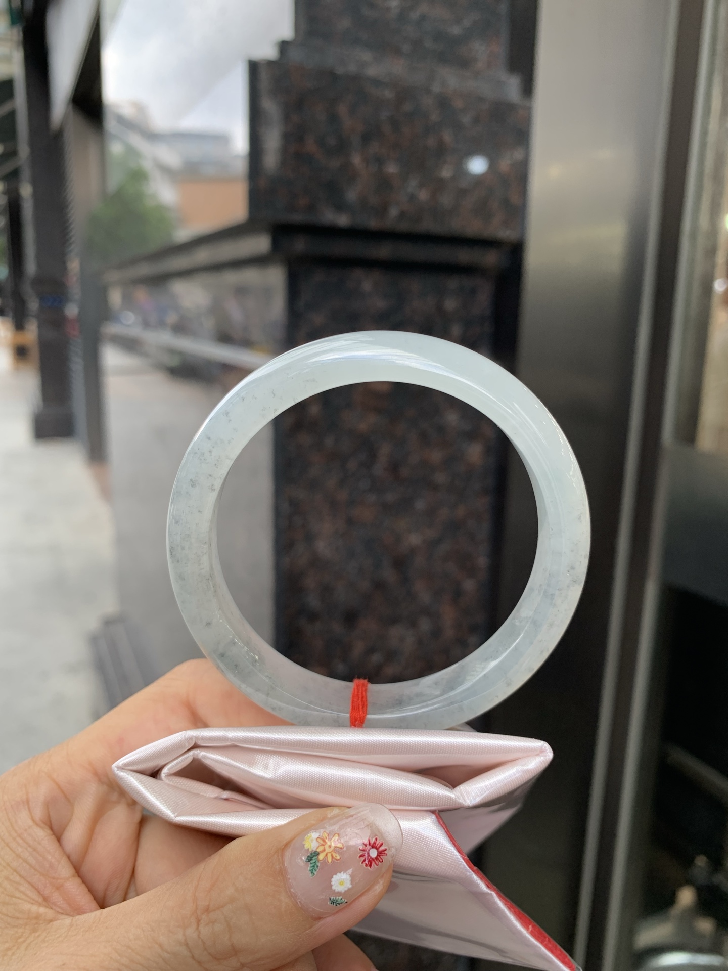 冰乌鸡正圈 0522-N787-2 打灯棉线，底妆冰透起光，冰乌鸡种的黑寓意着高贵，神秘，个性，甜酷风的搭配，底妆带点淡淡晴底，与国风，休闲风搭配都很适合，简直白搭