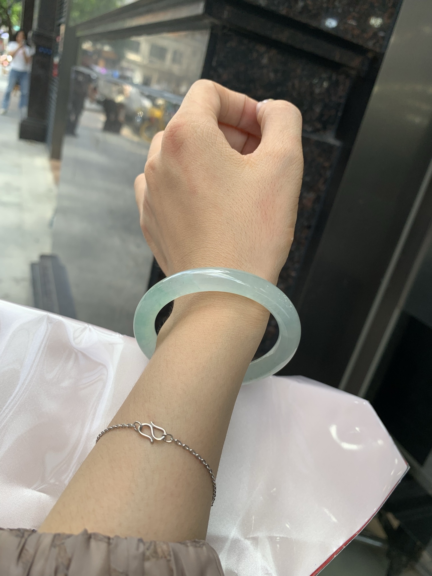 冰晴绿美人条 0522-N783 打灯细纹，底妆冰胶十足，满圈晴绿带飘花，像初春嫩芽落入清泉，均匀柔和，抬眼就是一片宁静感