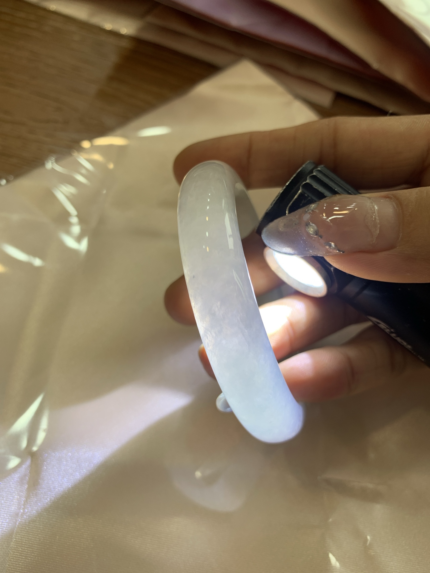 冰飘花正圈 52.5-7.5-11.8 0522-N769 打灯细纹，底妆冰润细腻，冰底中开出了朵朵蓝花，飘花灵动飘逸，勾勒出一幅唯美诗意的山水意境画，古典优雅又秀气