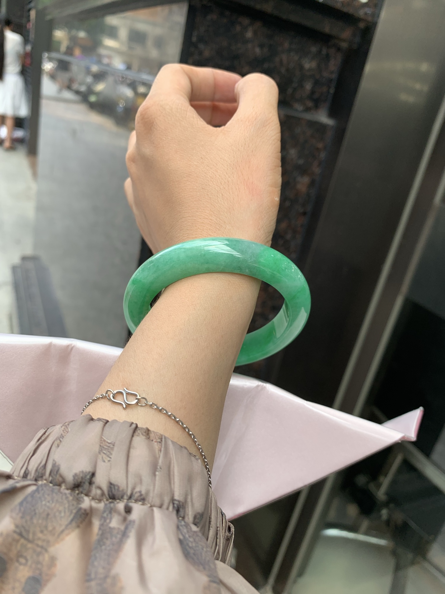 满绿正圈, 打灯细纹，满圈阳绿鲜艳青翠，色泽均匀分布，举手投足之间散发出来的贵气感