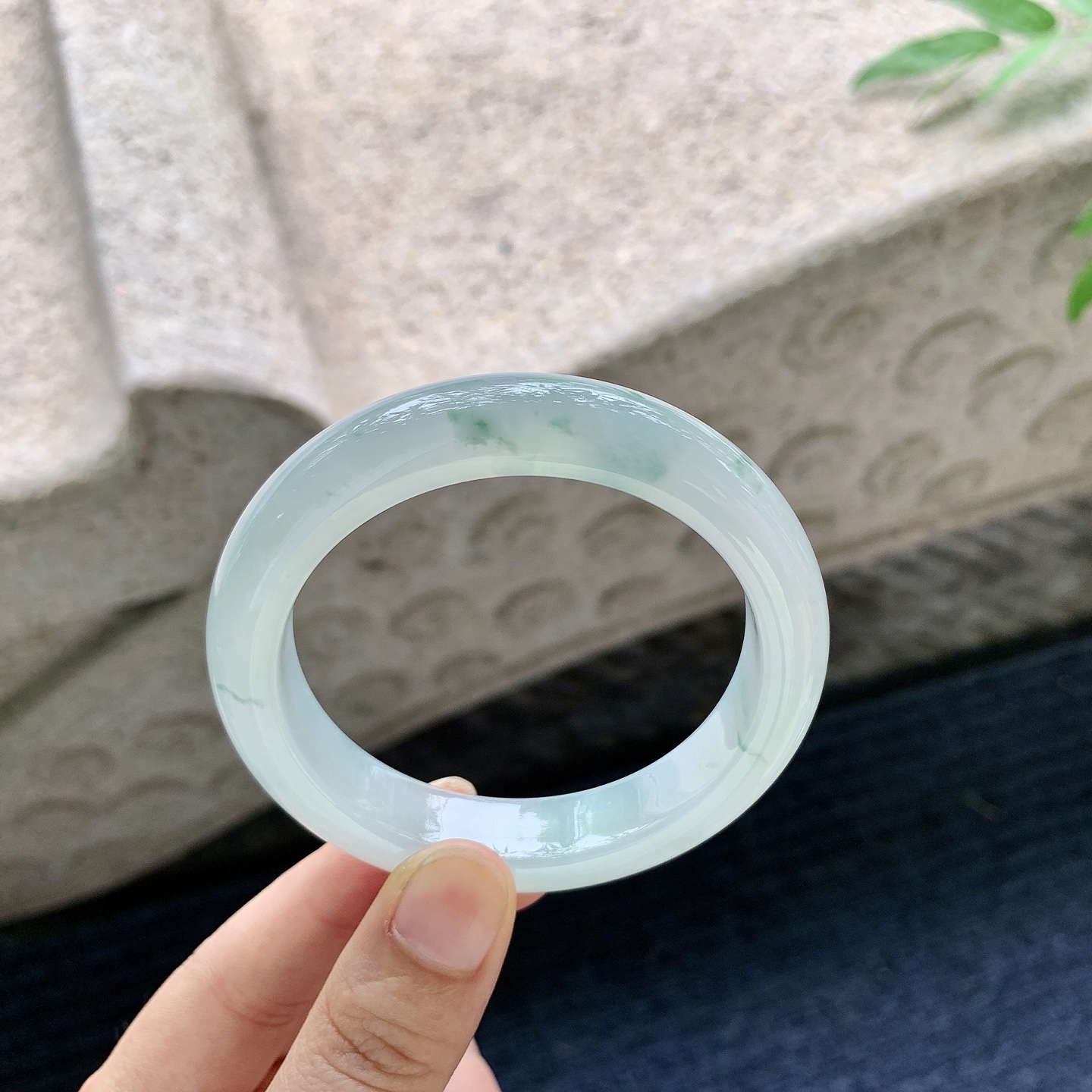 正圈53 54【圈口】54/12.3/8.8【编码】DW062685【描述】糯冰飘花，水润，种老，细腻，无裂