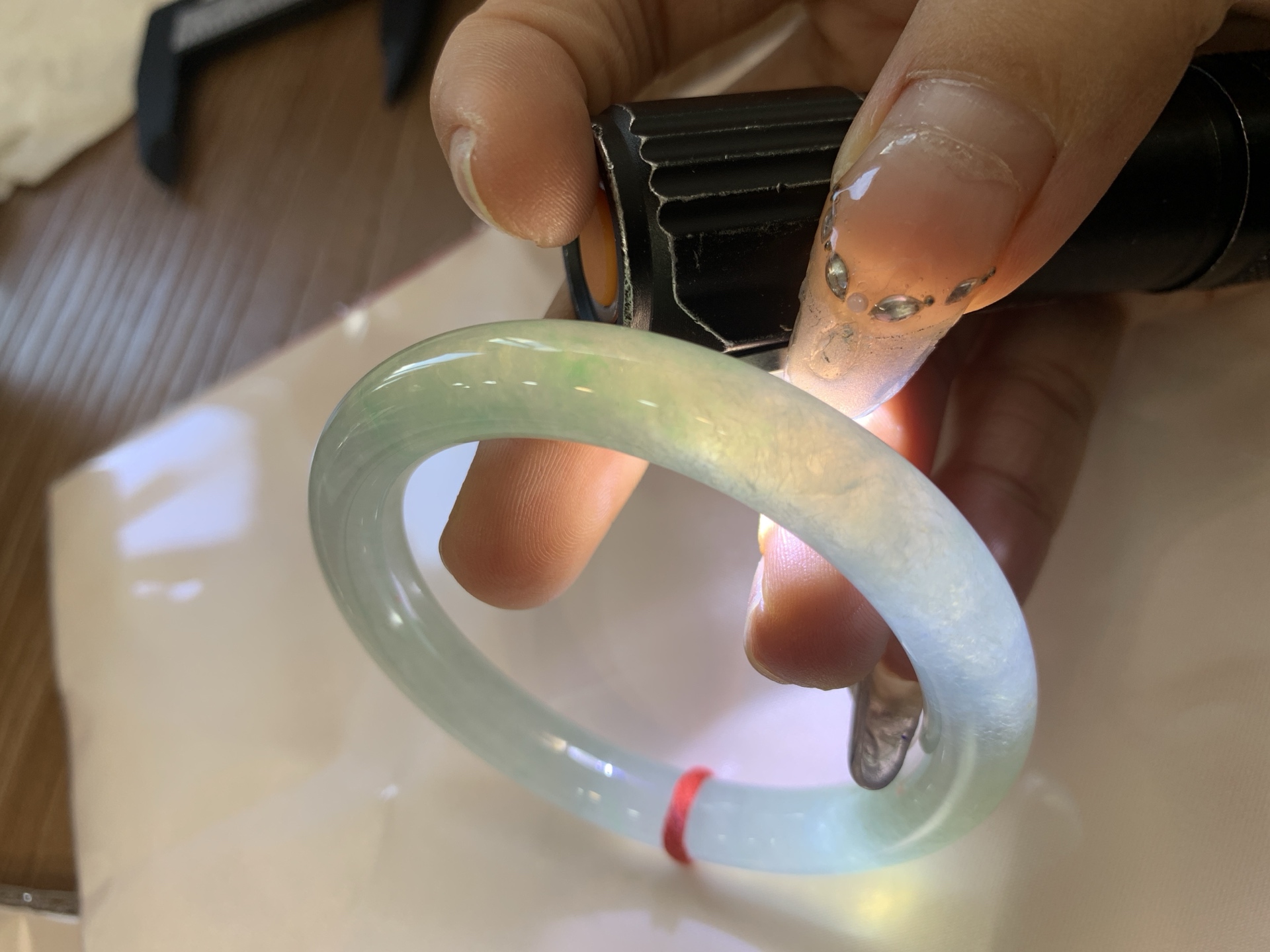 冰晴绿美人条 0522-N783 打灯细纹，底妆冰胶十足，满圈晴绿带飘花，像初春嫩芽落入清泉，均匀柔和，抬眼就是一片宁静感