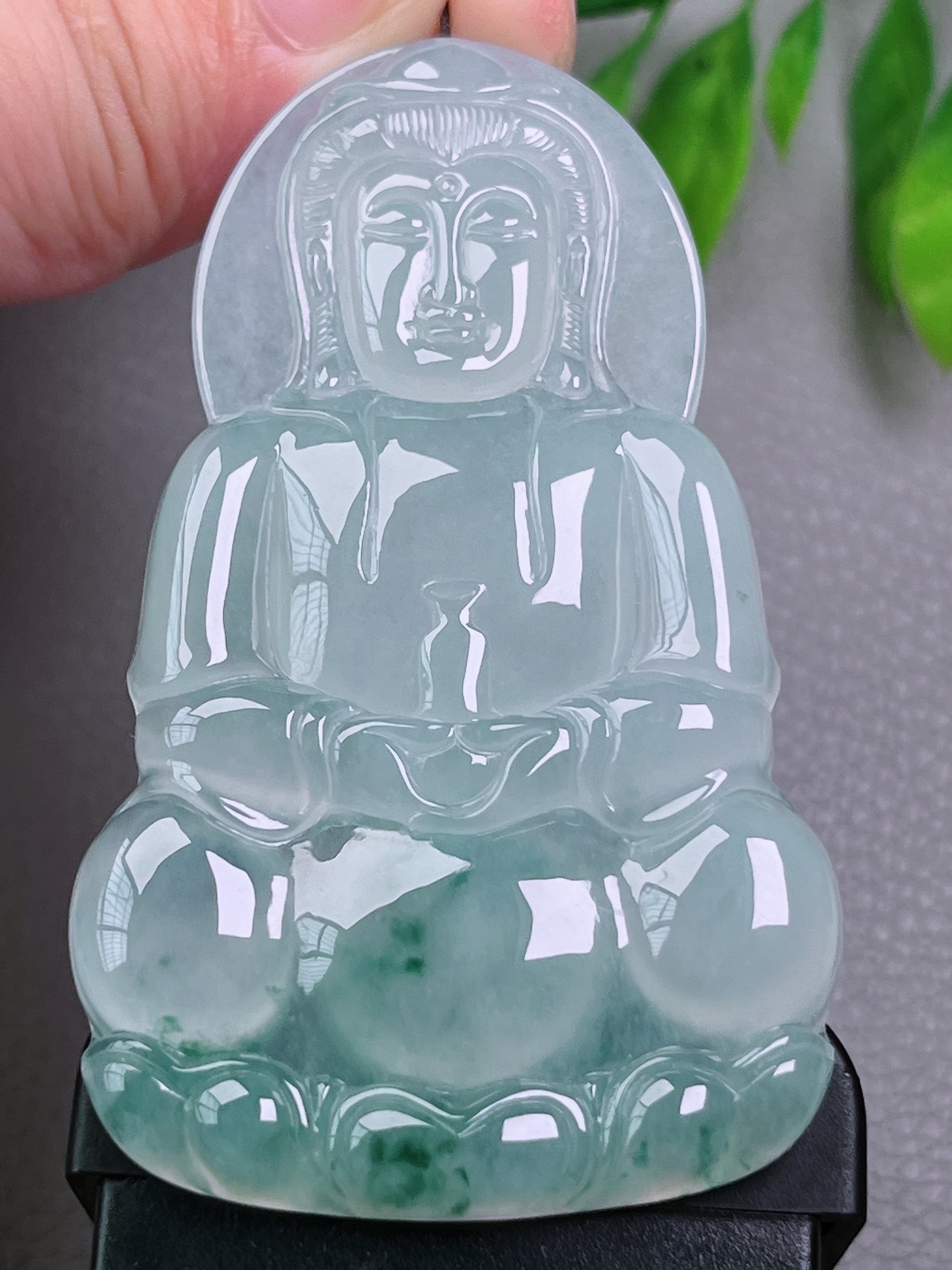 高冰种飘花超大观音，无裂，油洁精致，冰透水润，起荧光，尺寸：69.3-41.7-6.1