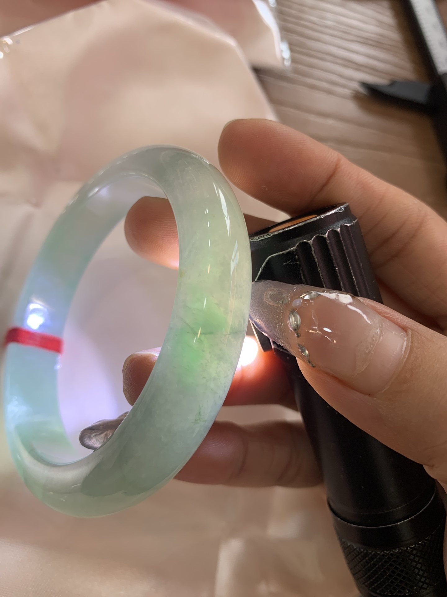 冰晴飘绿正圈 0522-N791 打灯断纹，不扣，底妆水润细腻，满圈晴绿底色飘一抹绿花，鲜艳得像新冒头的嫩芽，灵动清新，即柔和又充满生机