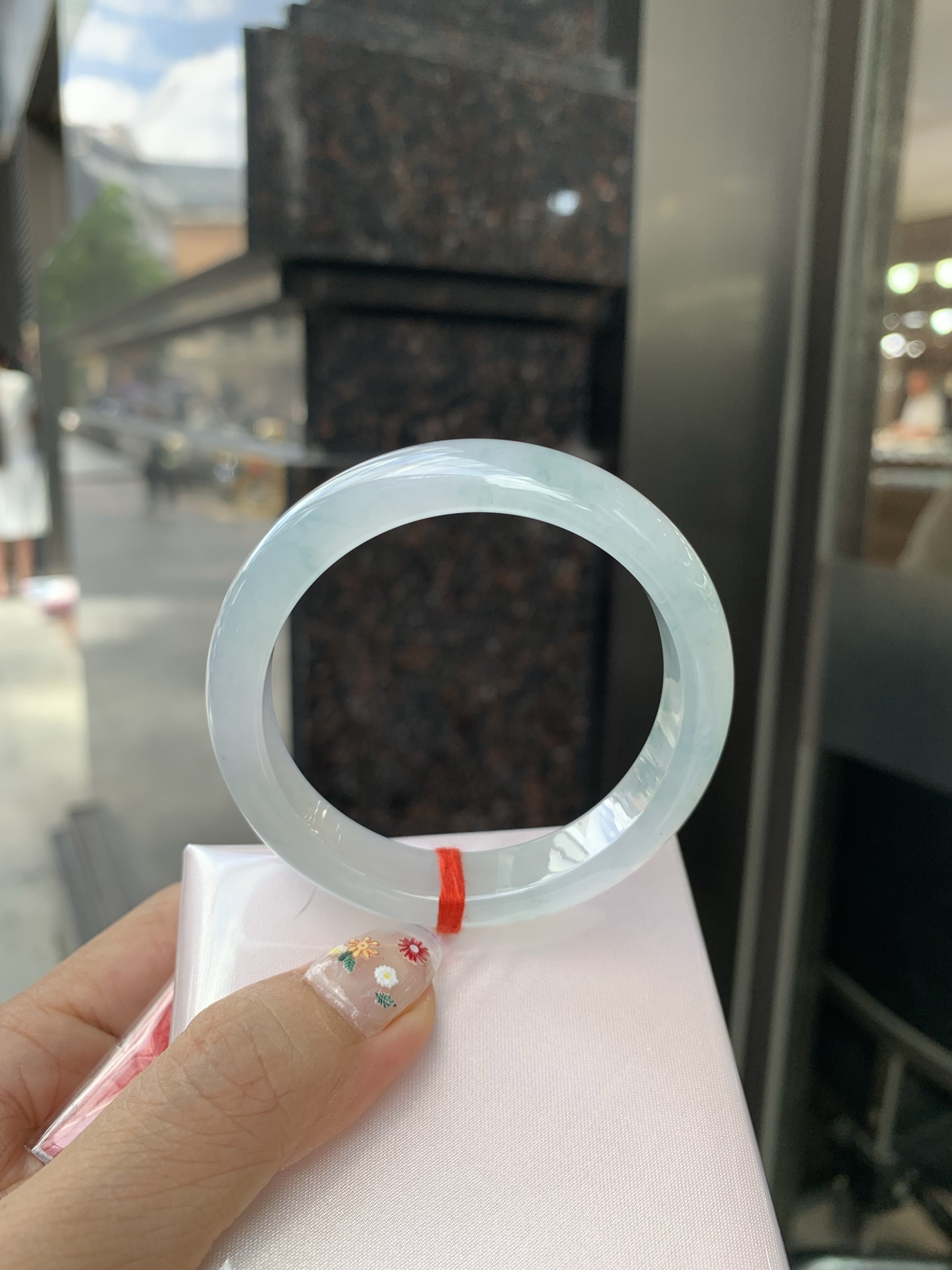 冰飘花正圈 52.5-7.5-11.8 0522-N769 打灯细纹，底妆冰润细腻，冰底中开出了朵朵蓝花，飘花灵动飘逸，勾勒出一幅唯美诗意的山水意境画，古典优雅又秀气