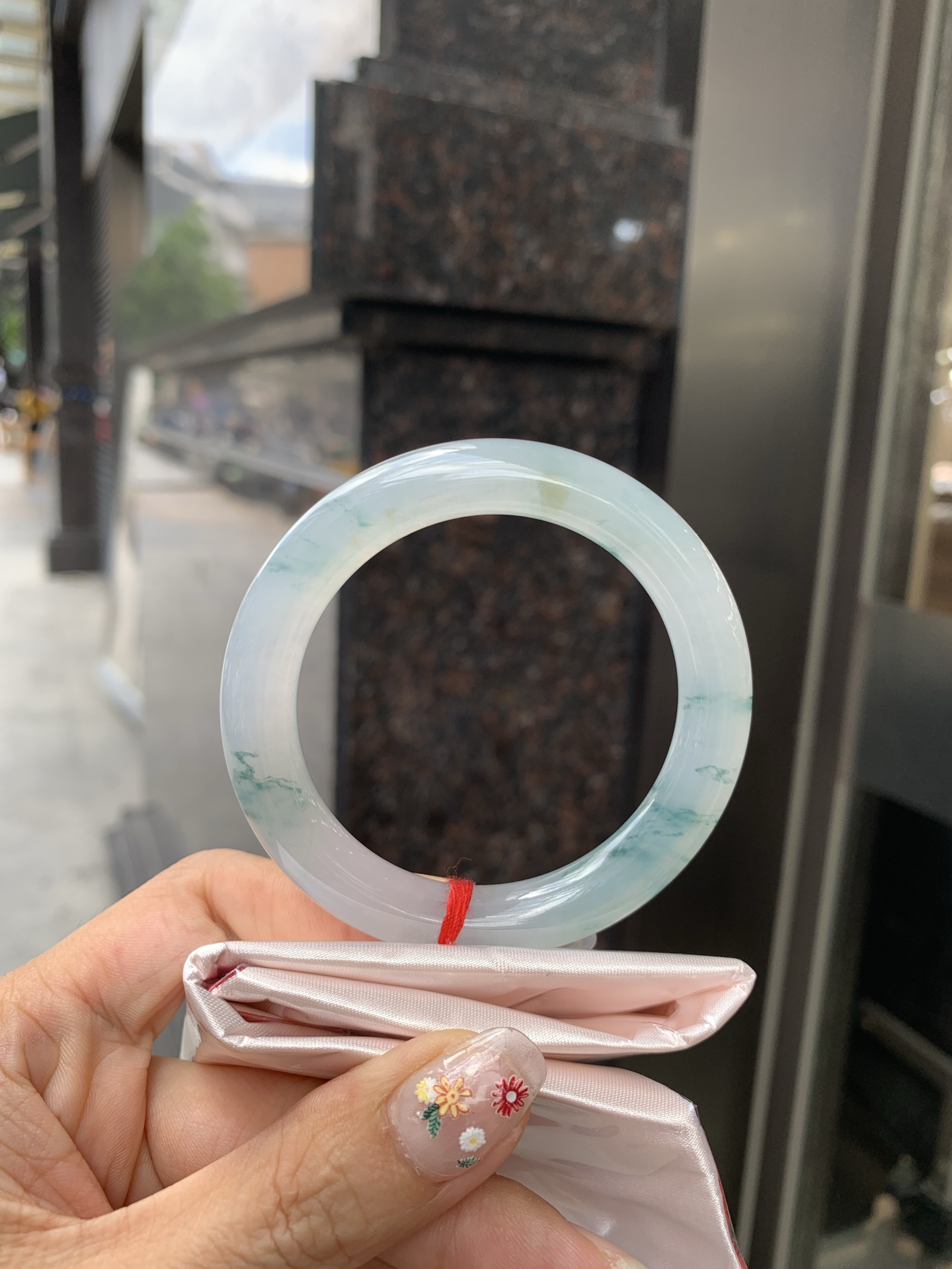 圆条，打灯棉线，底妆冰润细腻，冰底中开出了朵朵蓝花，飘花灵动飘逸，勾勒出一幅唯美诗意的山水意境画，古典优雅又秀气