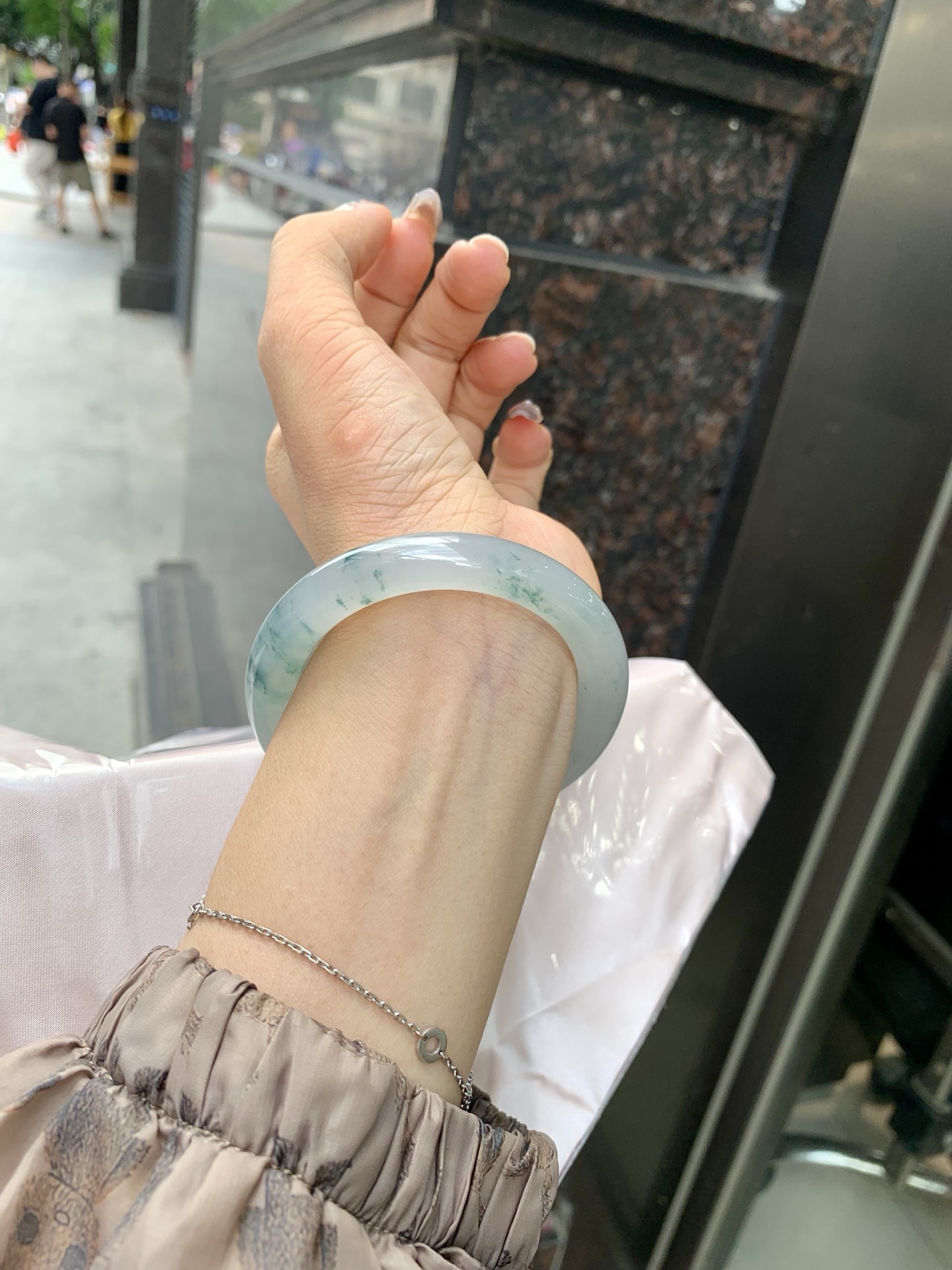 圆条，打灯棉线，底妆冰润细腻，冰底中开出了朵朵蓝花，飘花灵动飘逸，勾勒出一幅唯美诗意的山水意境画，古典优雅又秀气