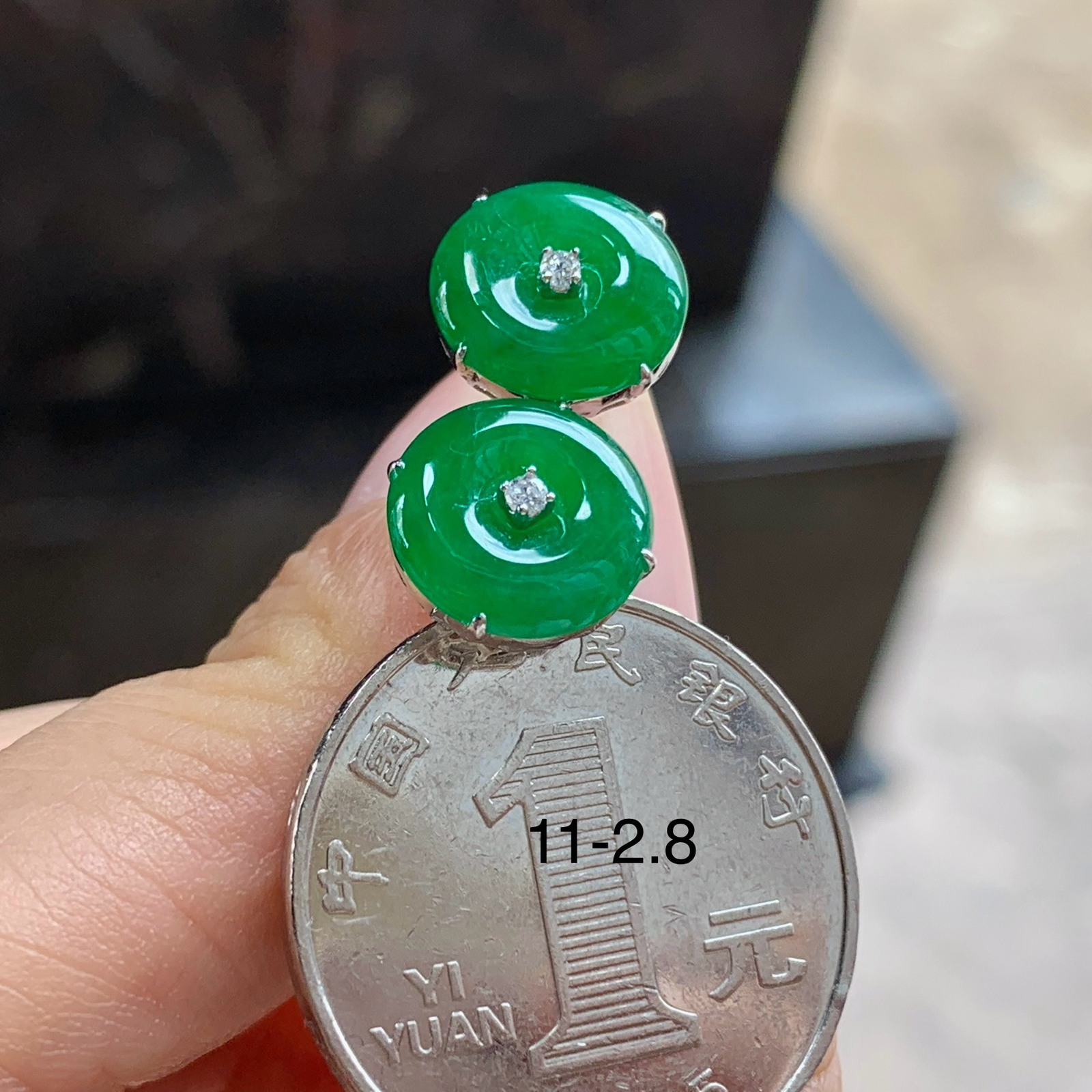 辣绿色平安扣耳钉一对^_^鲜艳 浓郁