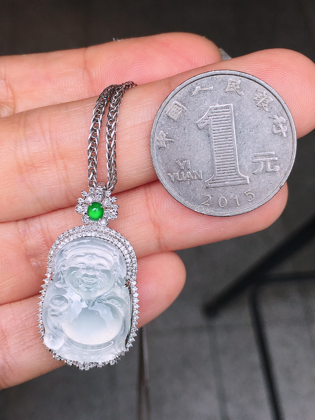 高冰【财神爷】吊坠，玉质细腻，荧光感超
强，饱满圆润，简单大方，尽显优雅气质，18k
金豪华镶嵌