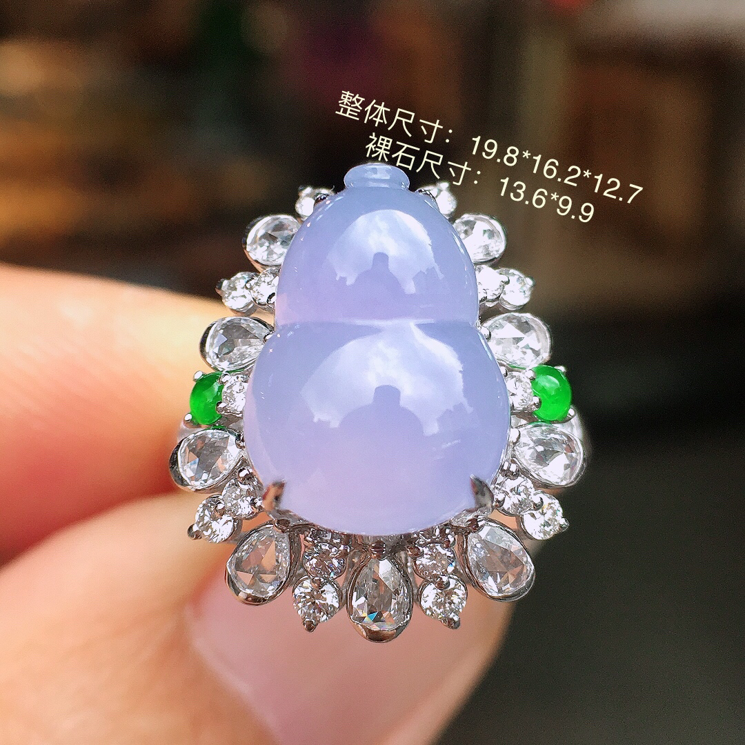 紫罗兰葫芦戒指，色泽均匀艳丽，玉质细腻，荧光感超
强，饱满圆润，简单大方，尽显优雅气质，18k
金豪华镶嵌