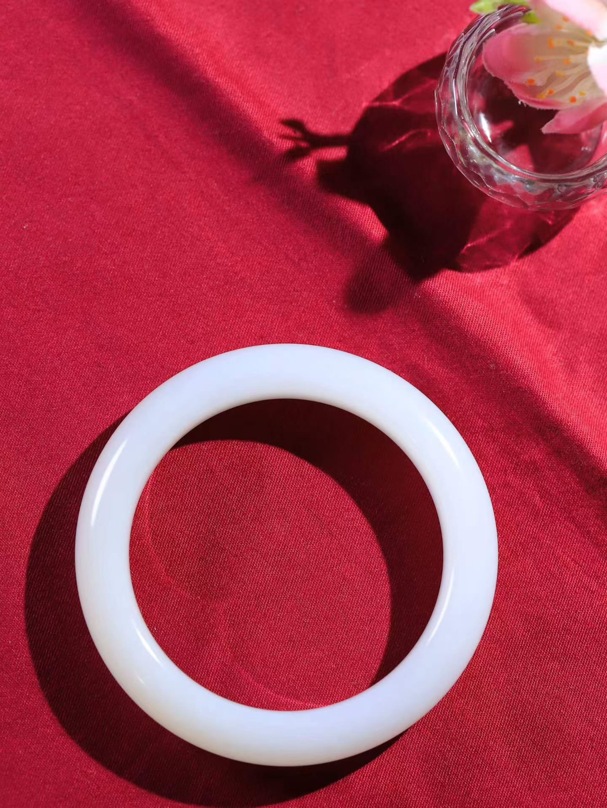 （温柔雅致.手镯）

精品️和田玉白玉手镯。镯型饱满，温润细腻，脂润沁香。️执一卷书，沏一盏
