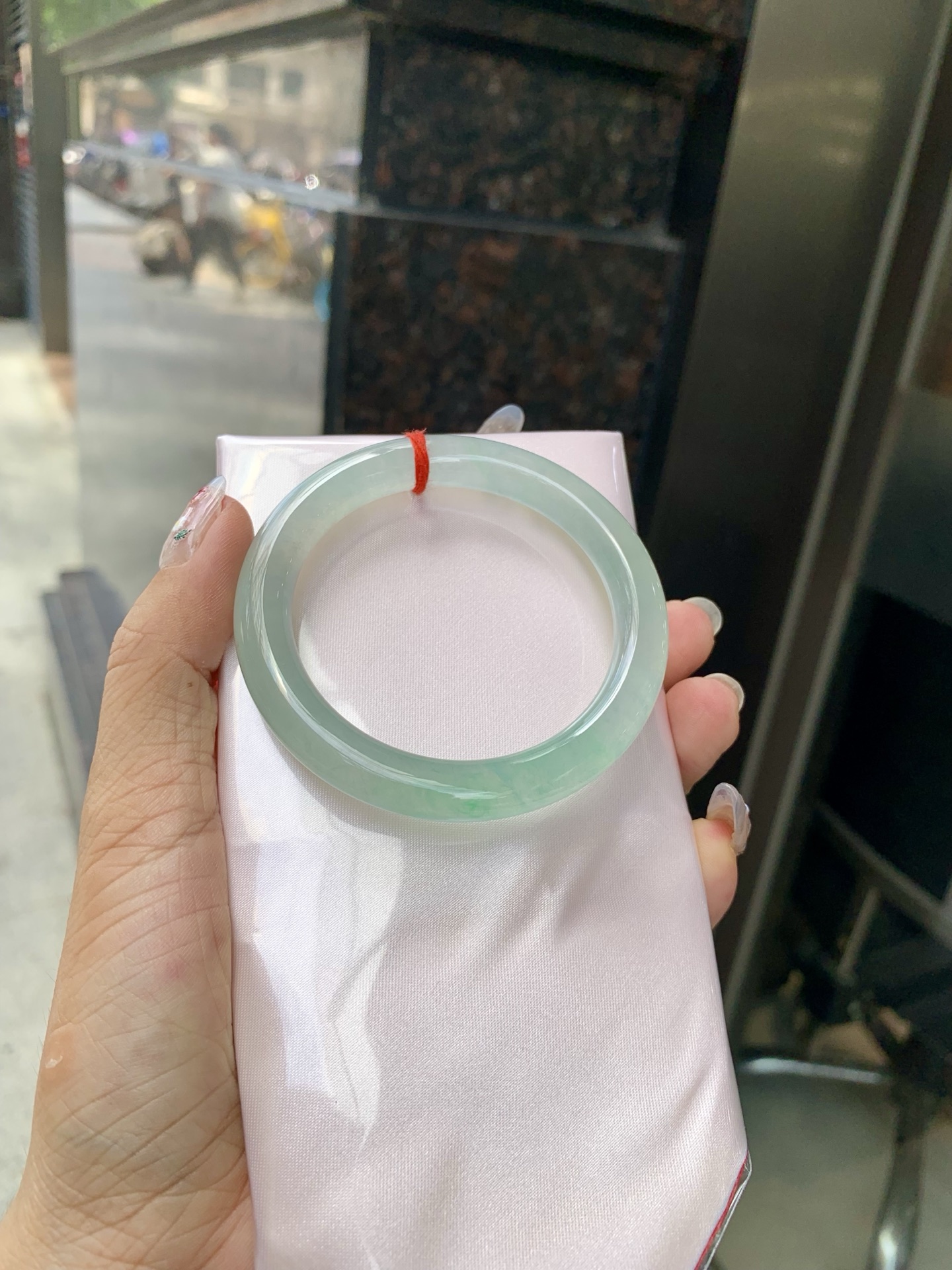 冰晴绿美人条 0522-N783 打灯细纹，底妆冰胶十足，满圈晴绿带飘花，像初春嫩芽落入清泉，均匀柔和，抬眼就是一片宁静感