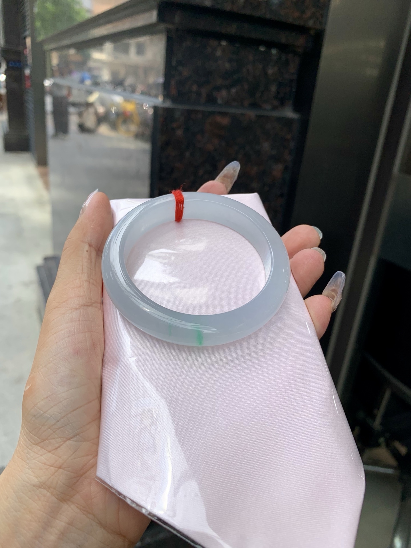 正圈，打灯细纹，底妆冰润，两抹阳绿花色像春芽，从水润如晨露的底子蹦跳而出，将春日的灵动生机凝于手镯中，戴上她，清水芙蓉般的清新感自然晕染，每一次抬手，都似把盎然绿意融入生活。