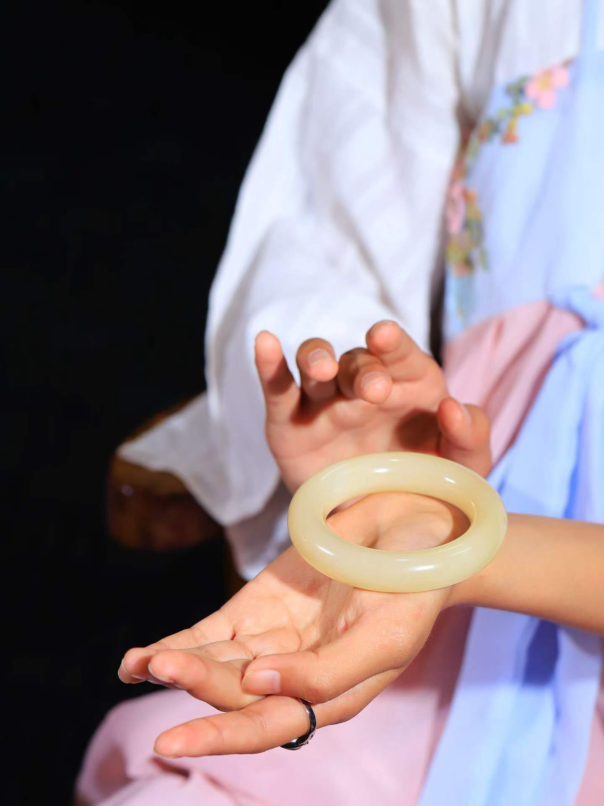【玉佳人·手镯】

精品和田玉糖玉圆条手镯 ，玉质细腻油润，做工细致精美，端庄素雅，亭亭玉立，芊芊素